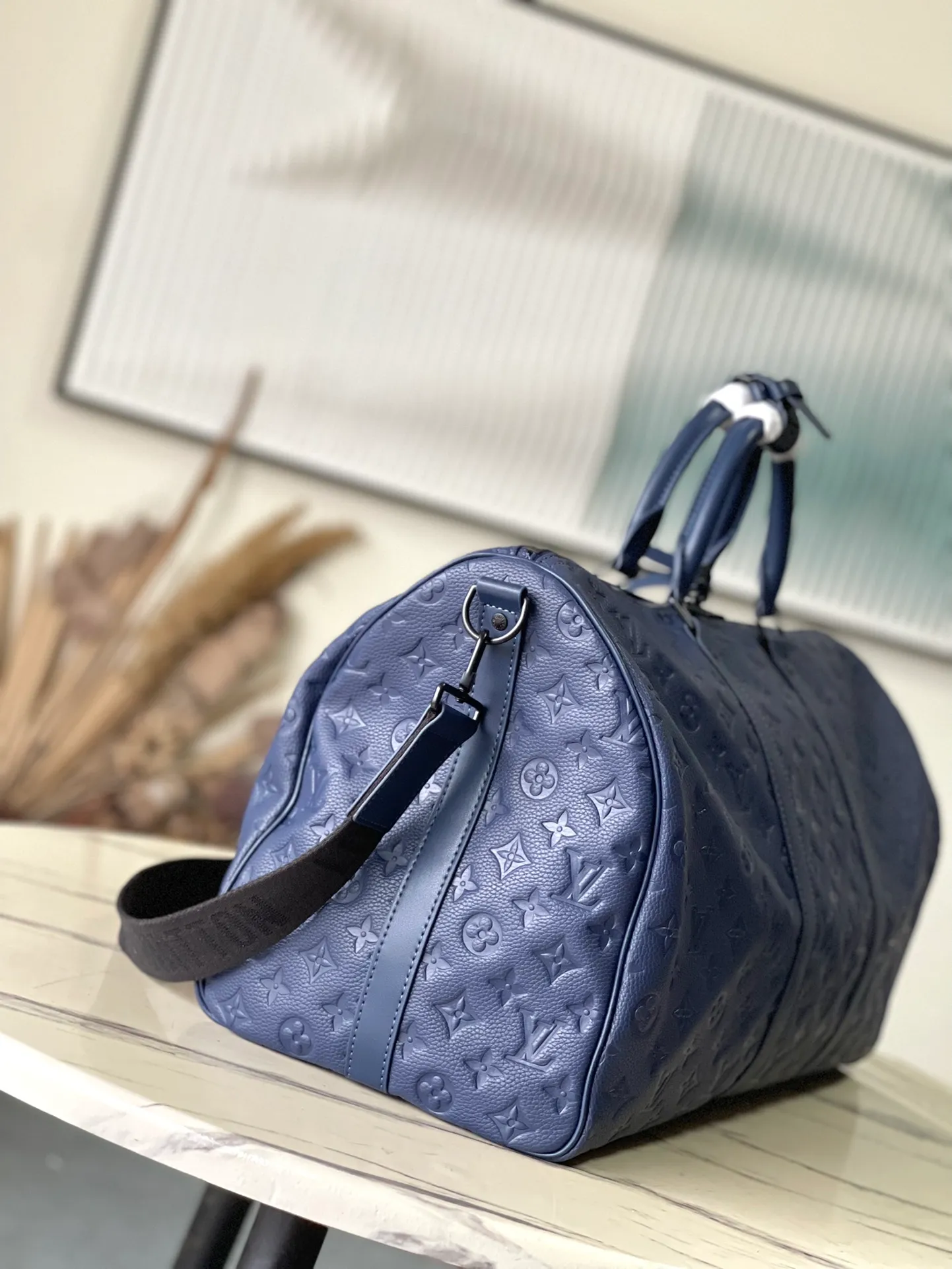 💰1460 (top layer leather) top original order M24440 blue This Keepall BANDOULIERE 50 travel bag is made of Monogram Shadow leather with full Monogram embossing and matte metal parts to achieve a simple design. The cabin size is suitable for short trips. The Keepall soft travel bag series was born in the 1930s and remains as classic and elegant as ever. Dimensions: 50 × 29 × 23 cm