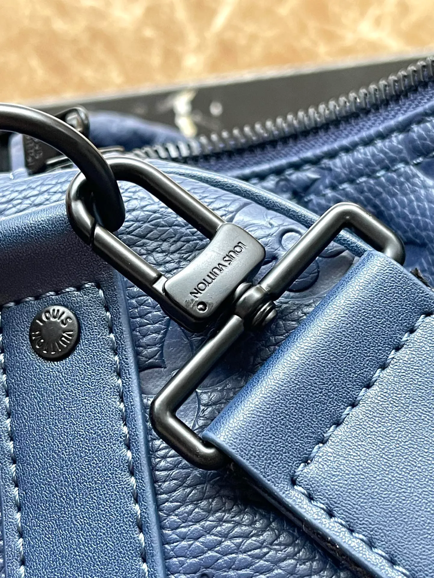 💰1460 (top layer leather) top original order M24440 blue This Keepall BANDOULIERE 50 travel bag is made of Monogram Shadow leather with full Monogram embossing and matte metal parts to achieve a simple design. The cabin size is suitable for short trips. The Keepall soft travel bag series was born in the 1930s and remains as classic and elegant as ever. Dimensions: 50 × 29 × 23 cm