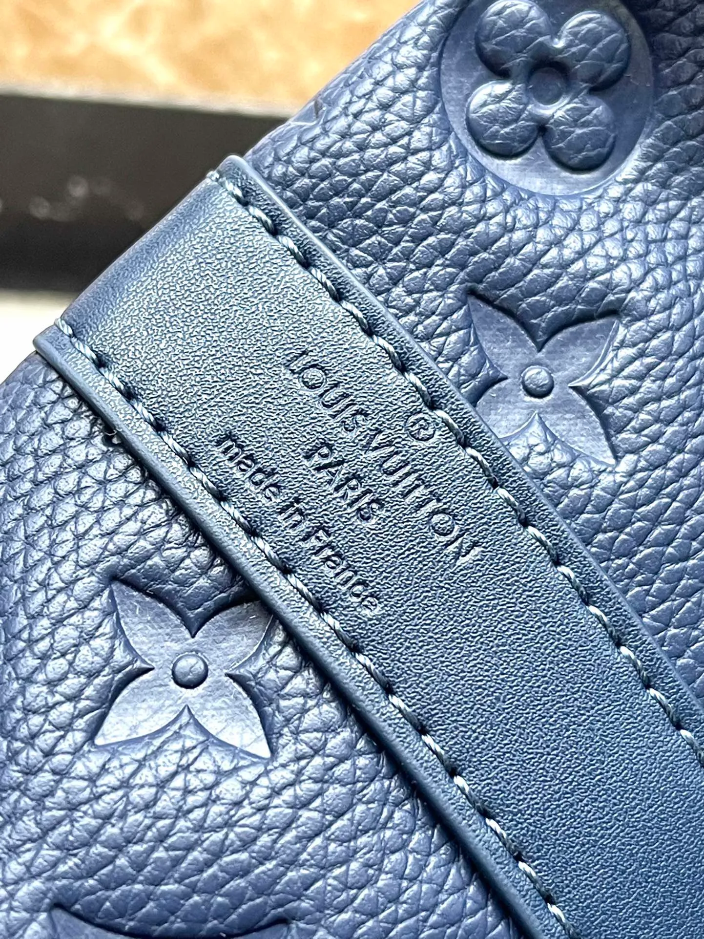 💰1460 (top layer leather) top original order M24440 blue This Keepall BANDOULIERE 50 travel bag is made of Monogram Shadow leather with full Monogram embossing and matte metal parts to achieve a simple design. The cabin size is suitable for short trips. The Keepall soft travel bag series was born in the 1930s and remains as classic and elegant as ever. Dimensions: 50 × 29 × 23 cm