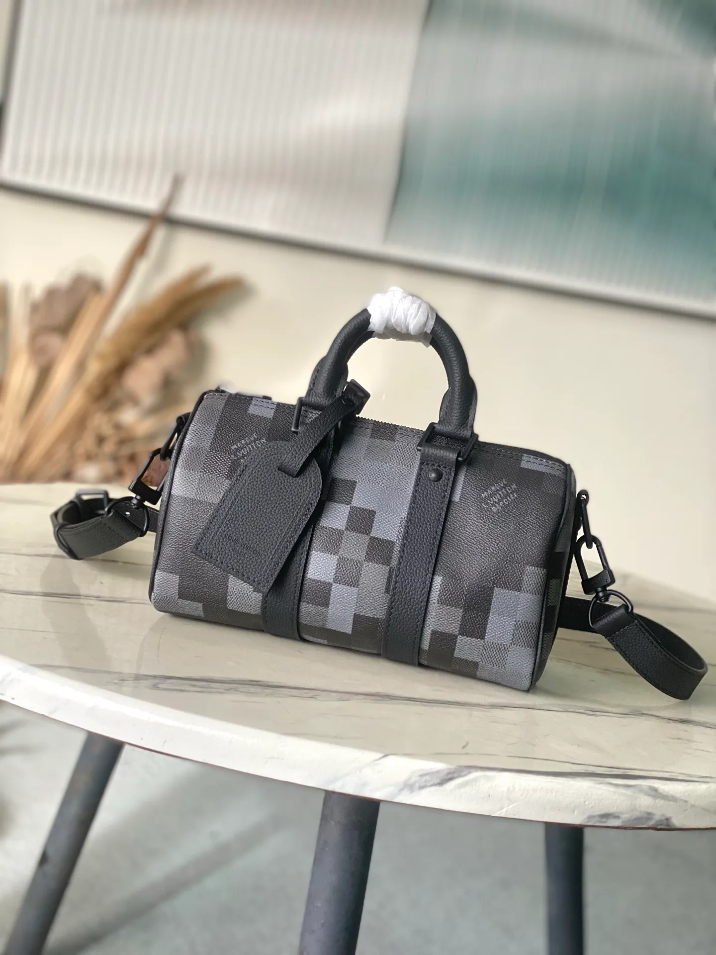 💰940 Top Original Order M14919 Large Keepal Bandouliere 25 Handbag is made of Damoflage Black coated canvas, which vividly reproduces the Damier Graphite pattern under Pharrell Wiliams’ creative aesthetics. The classic plaid presents a pixelated effect, and uses deep tones to create a unique camouflage appearance. The top handle and removable and adjustable shoulder strap provide multiple carrying options. Dimensions: 25 × 15 × 11 cm