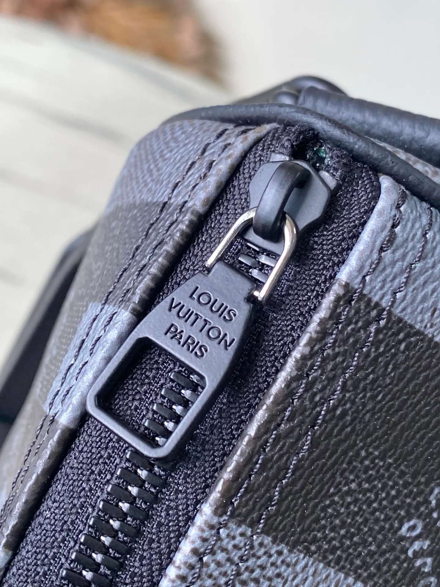 💰940 Top Original Order M14919 Large Keepal Bandouliere 25 Handbag is made of Damoflage Black coated canvas, which vividly reproduces the Damier Graphite pattern under Pharrell Wiliams’ creative aesthetics. The classic plaid presents a pixelated effect, and uses deep tones to create a unique camouflage appearance. The top handle and removable and adjustable shoulder strap provide multiple carrying options. Dimensions: 25 × 15 × 11 cm