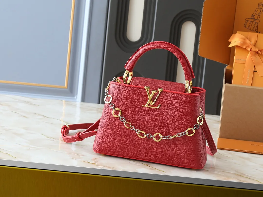 💰400💰Guangzhou goods Upgraded from the original M12935 M12936 M12937 M12938 This Capucines BB handbag is made of flexible Taurillon cow leather, with jewelry-style double-plated chains and Monogram floral elements to highlight the identity of the Chain On You series. The flip cover can be placed on both the inside and outside. The ample structure and multiple inner pockets are convenient for storing daily necessities. The rounded LV letters add to the ingenious details. Dimensions: 27.0 x 17.3 x 9.0 cm (length x height x width)