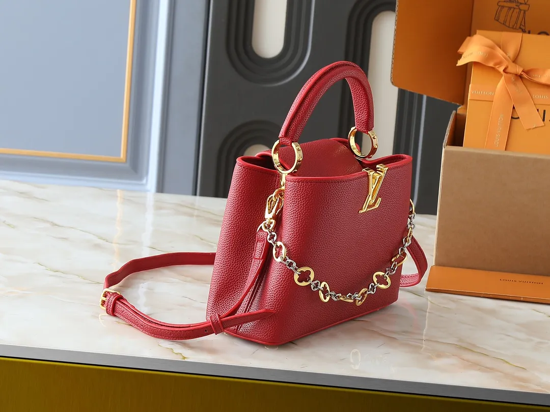 💰400💰Guangzhou goods Upgraded from the original M12935 M12936 M12937 M12938 This Capucines BB handbag is made of flexible Taurillon cow leather, with jewelry-style double-plated chains and Monogram floral elements to highlight the identity of the Chain On You series. The flip cover can be placed on both the inside and outside. The ample structure and multiple inner pockets are convenient for storing daily necessities. The rounded LV letters add to the ingenious details. Dimensions: 27.0 x 17.3 x 9.0 cm (length x height x width)