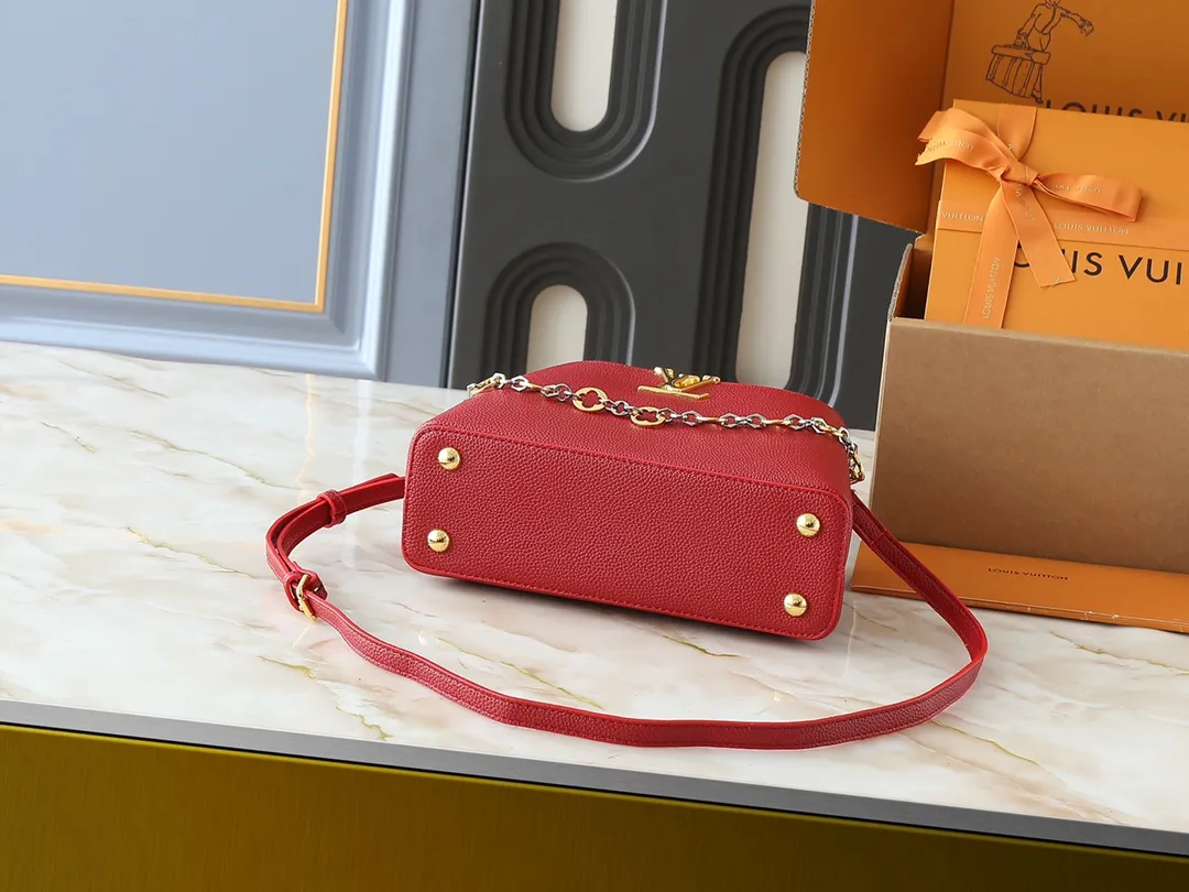💰400💰Guangzhou goods Upgraded from the original M12935 M12936 M12937 M12938 This Capucines BB handbag is made of flexible Taurillon cow leather, with jewelry-style double-plated chains and Monogram floral elements to highlight the identity of the Chain On You series. The flip cover can be placed on both the inside and outside. The ample structure and multiple inner pockets are convenient for storing daily necessities. The rounded LV letters add to the ingenious details. Dimensions: 27.0 x 17.3 x 9.0 cm (length x height x width)