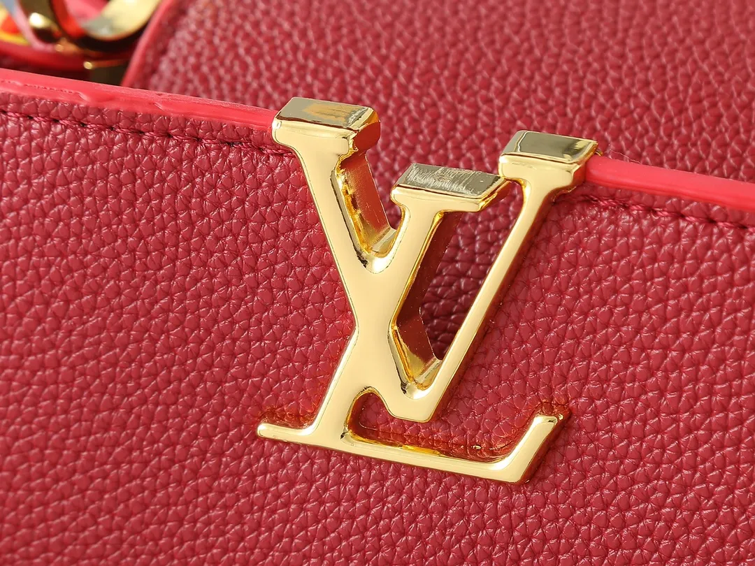 💰400💰Guangzhou goods Upgraded from the original M12935 M12936 M12937 M12938 This Capucines BB handbag is made of flexible Taurillon cow leather, with jewelry-style double-plated chains and Monogram floral elements to highlight the identity of the Chain On You series. The flip cover can be placed on both the inside and outside. The ample structure and multiple inner pockets are convenient for storing daily necessities. The rounded LV letters add to the ingenious details. Dimensions: 27.0 x 17.3 x 9.0 cm (length x height x width)