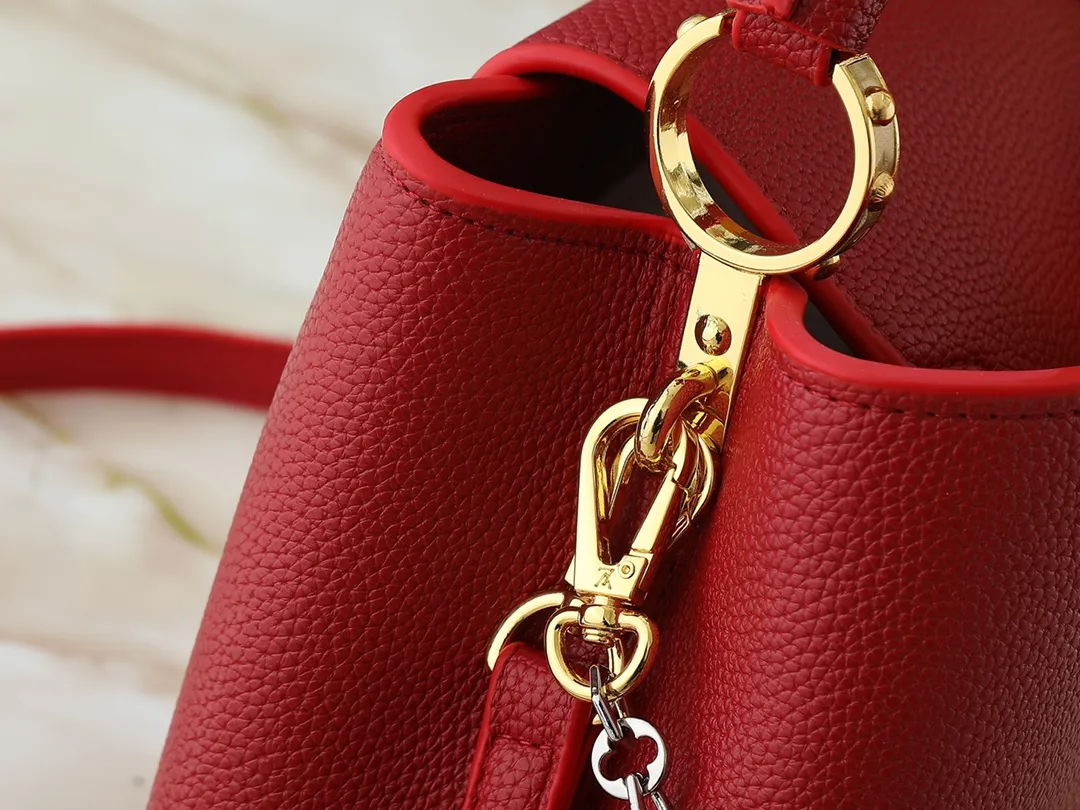 💰400💰Guangzhou goods Upgraded from the original M12935 M12936 M12937 M12938 This Capucines BB handbag is made of flexible Taurillon cow leather, with jewelry-style double-plated chains and Monogram floral elements to highlight the identity of the Chain On You series. The flip cover can be placed on both the inside and outside. The ample structure and multiple inner pockets are convenient for storing daily necessities. The rounded LV letters add to the ingenious details. Dimensions: 27.0 x 17.3 x 9.0 cm (length x height x width)