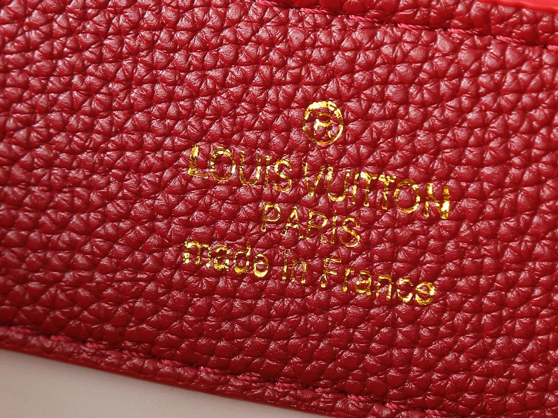 💰400💰Guangzhou goods Upgraded from the original M12935 M12936 M12937 M12938 This Capucines BB handbag is made of flexible Taurillon cow leather, with jewelry-style double-plated chains and Monogram floral elements to highlight the identity of the Chain On You series. The flip cover can be placed on both the inside and outside. The ample structure and multiple inner pockets are convenient for storing daily necessities. The rounded LV letters add to the ingenious details. Dimensions: 27.0 x 17.3 x 9.0 cm (length x height x width)