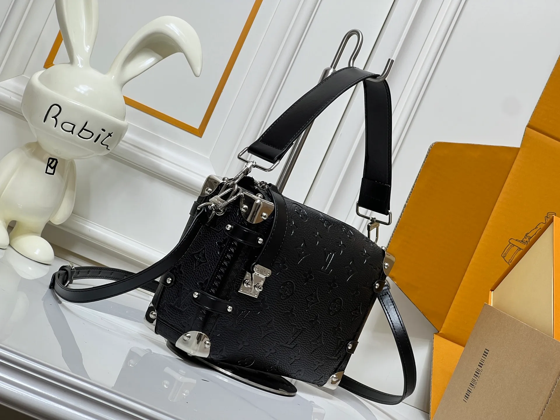 Batch 300💰M26304 M46358 continues to interpret Louis Vuitton’s box-making tradition in the 2025 autumn and winter series. The medium Sidle Trunk bag is crafted in signature Monogram Saga leather, with a vintage texture inspired by the classic trench coat worn by supermodel Freja Beha Erichsen in her debut show for Nicolas Ghesquiere. The design with multiple carrying methods makes it easy to switch between day and night situations, and it has both practical function and elegant temperament. Dimensions: 23.5x16x8.5cm
