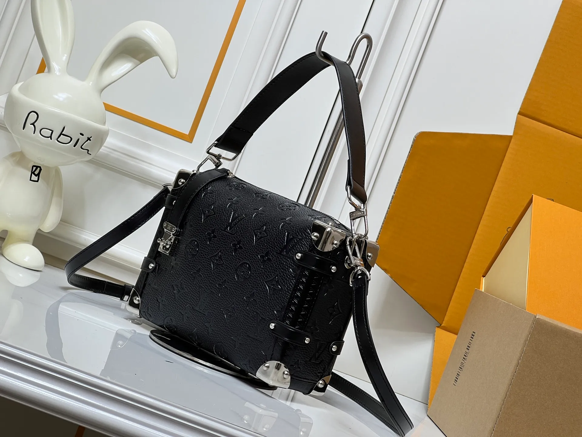 Batch 300💰M26304 M46358 continues to interpret Louis Vuitton’s box-making tradition in the 2025 autumn and winter series. The medium Sidle Trunk bag is crafted in signature Monogram Saga leather, with a vintage texture inspired by the classic trench coat worn by supermodel Freja Beha Erichsen in her debut show for Nicolas Ghesquiere. The design with multiple carrying methods makes it easy to switch between day and night situations, and it has both practical function and elegant temperament. Dimensions: 23.5x16x8.5cm