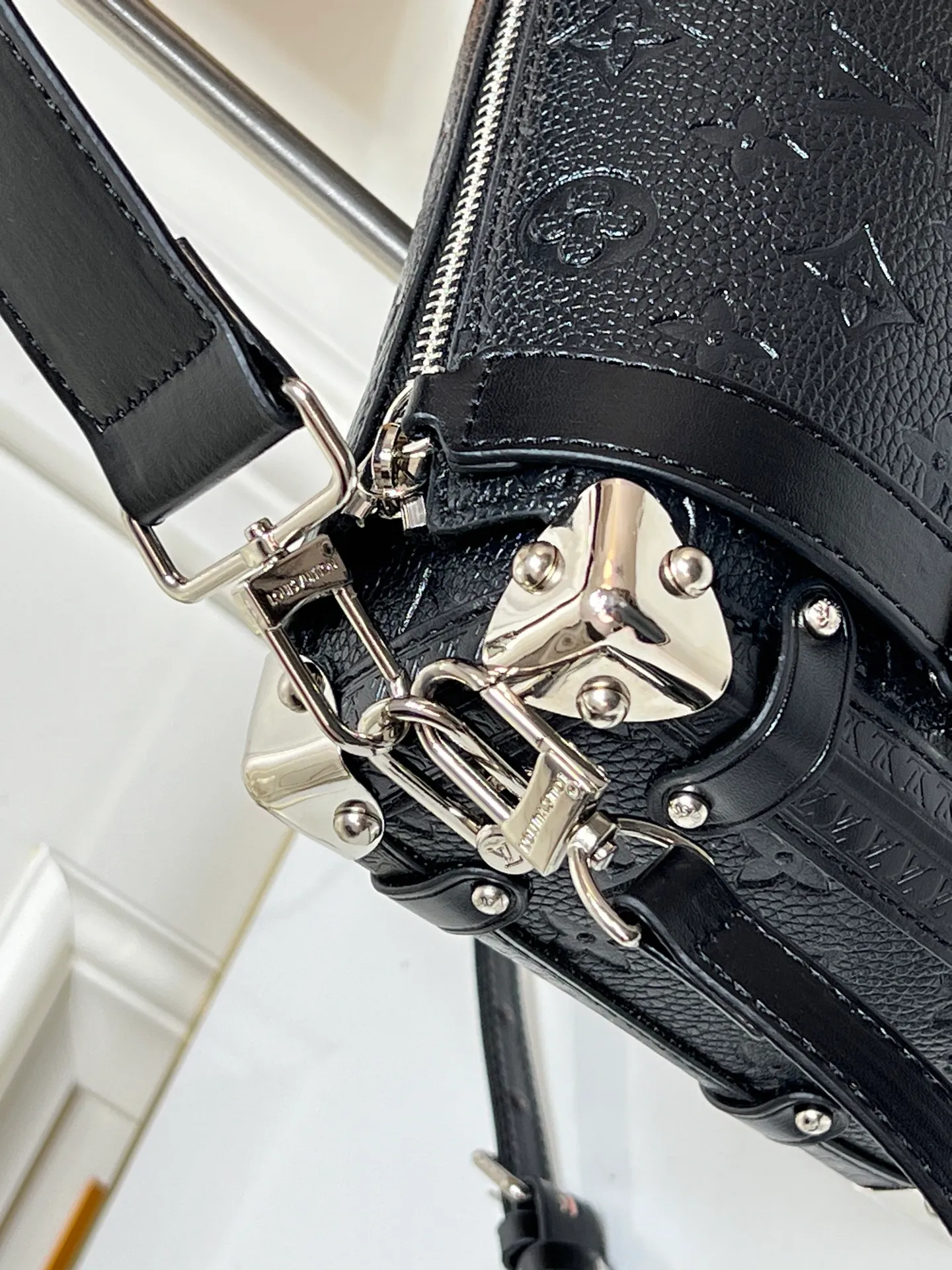 Batch 300💰M26304 M46358 continues to interpret Louis Vuitton’s box-making tradition in the 2025 autumn and winter series. The medium Sidle Trunk bag is crafted in signature Monogram Saga leather, with a vintage texture inspired by the classic trench coat worn by supermodel Freja Beha Erichsen in her debut show for Nicolas Ghesquiere. The design with multiple carrying methods makes it easy to switch between day and night situations, and it has both practical function and elegant temperament. Dimensions: 23.5x16x8.5cm