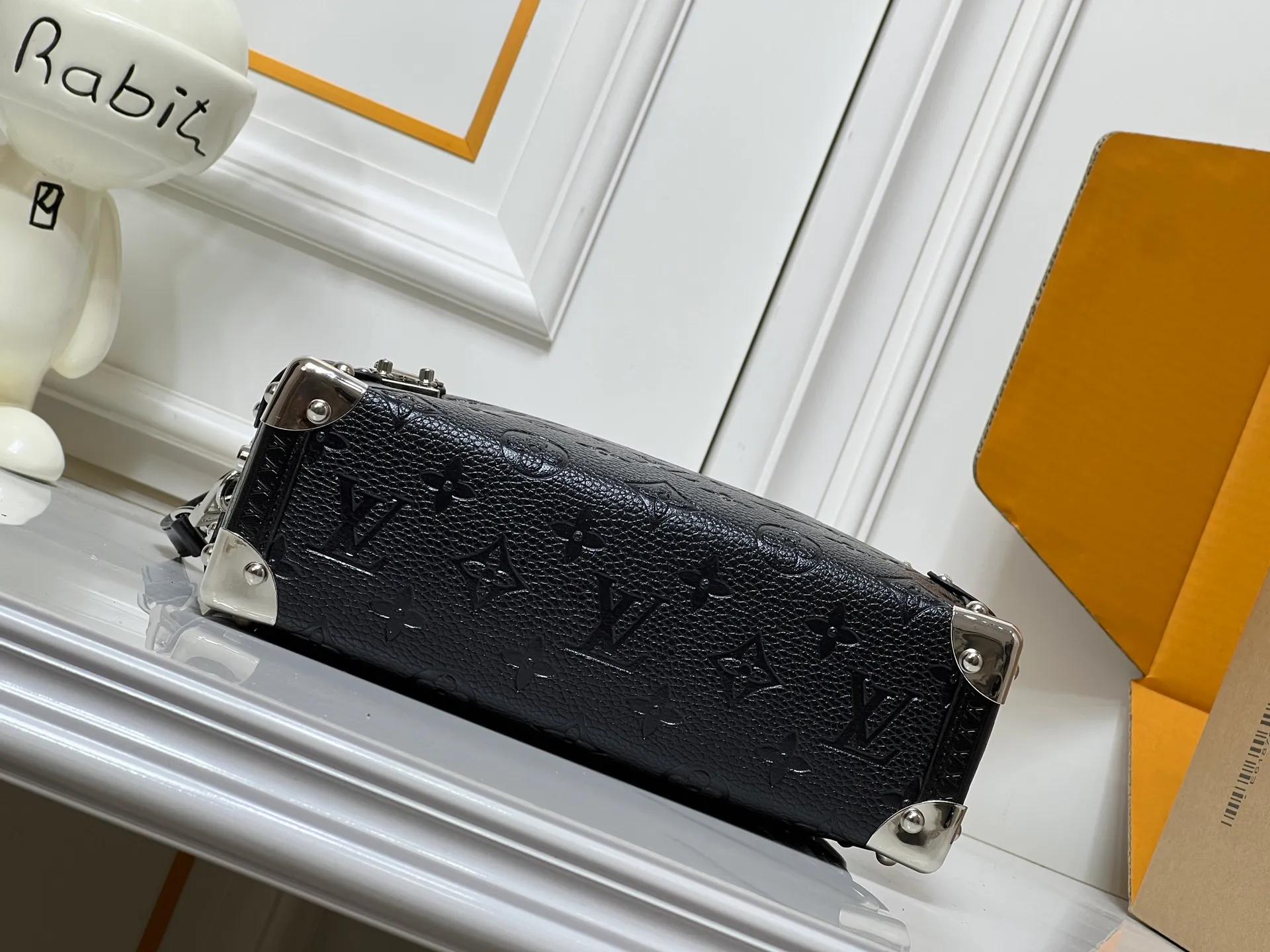 Batch 300💰M26304 M46358 continues to interpret Louis Vuitton’s box-making tradition in the 2025 autumn and winter series. The medium Sidle Trunk bag is crafted in signature Monogram Saga leather, with a vintage texture inspired by the classic trench coat worn by supermodel Freja Beha Erichsen in her debut show for Nicolas Ghesquiere. The design with multiple carrying methods makes it easy to switch between day and night situations, and it has both practical function and elegant temperament. Dimensions: 23.5x16x8.5cm