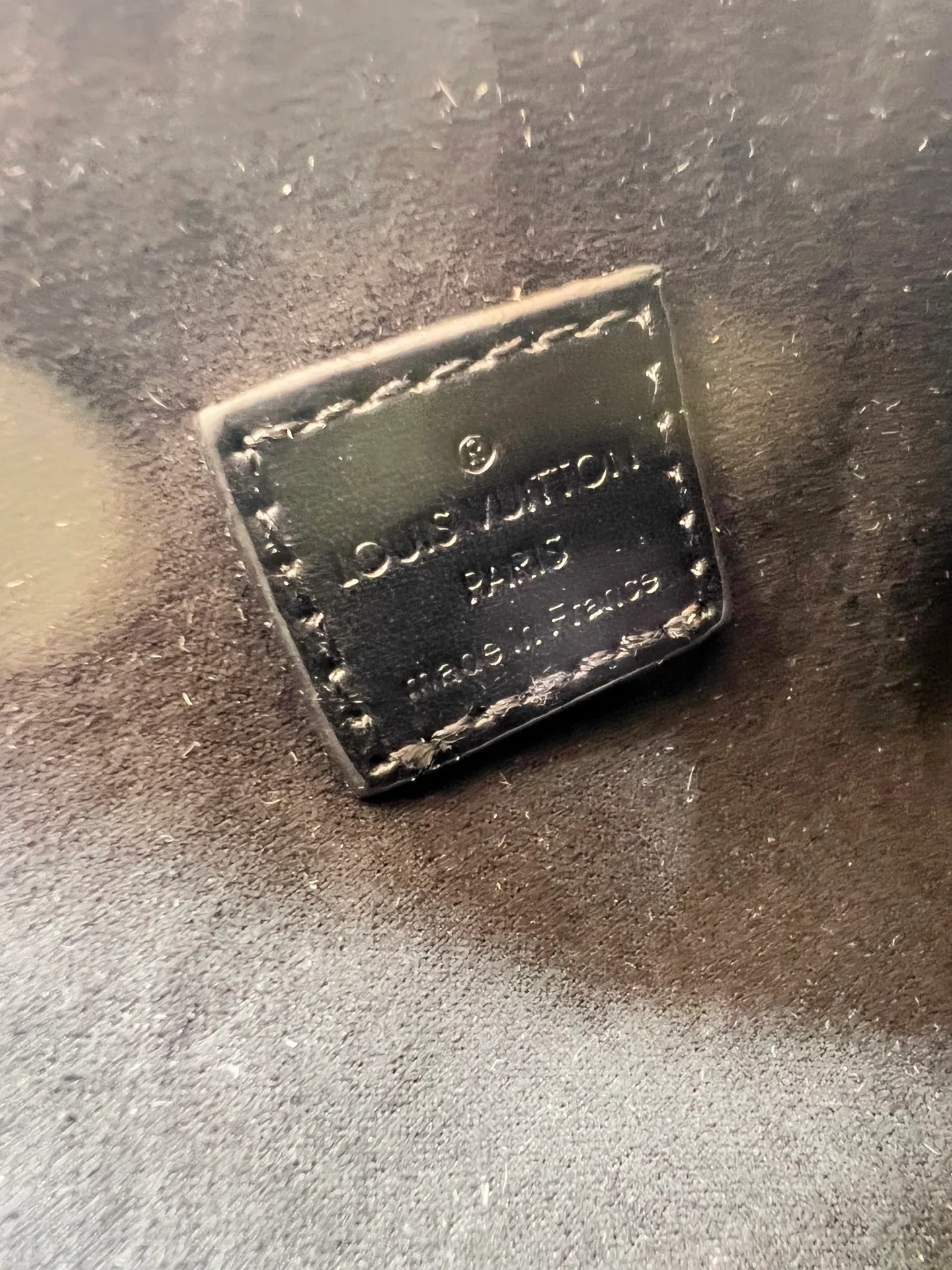 Batch 300💰M26304 M46358 continues to interpret Louis Vuitton’s box-making tradition in the 2025 autumn and winter series. The medium Sidle Trunk bag is crafted in signature Monogram Saga leather, with a vintage texture inspired by the classic trench coat worn by supermodel Freja Beha Erichsen in her debut show for Nicolas Ghesquiere. The design with multiple carrying methods makes it easy to switch between day and night situations, and it has both practical function and elegant temperament. Dimensions: 23.5x16x8.5cm