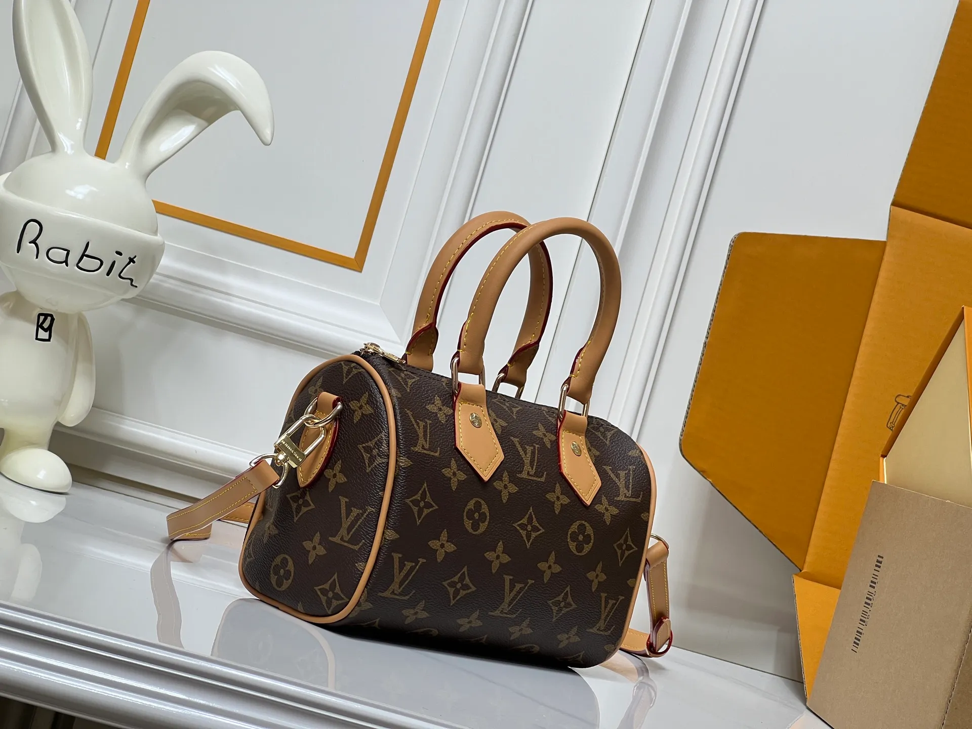 Batch 240💰New M81086 M46234 Presbyopic Speedy Bandoulière 20 handbag is made of Monogram canvas, cow leather trim and fabric lining. It continues the classic design of Louis Vuitton Speedy travel bag in a compact size, with rolled leather handles and detachable and adjustable fabric shoulder straps embellished with brand logo texture. Detailed features 20.5 x 13.5 x 12 cm (length x height x width)