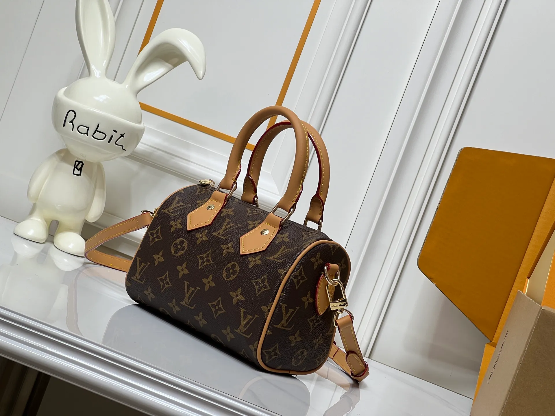 Batch 240💰New M81086 M46234 Presbyopic Speedy Bandoulière 20 handbag is made of Monogram canvas, cow leather trim and fabric lining. It continues the classic design of Louis Vuitton Speedy travel bag in a compact size, with rolled leather handles and detachable and adjustable fabric shoulder straps embellished with brand logo texture. Detailed features 20.5 x 13.5 x 12 cm (length x height x width)