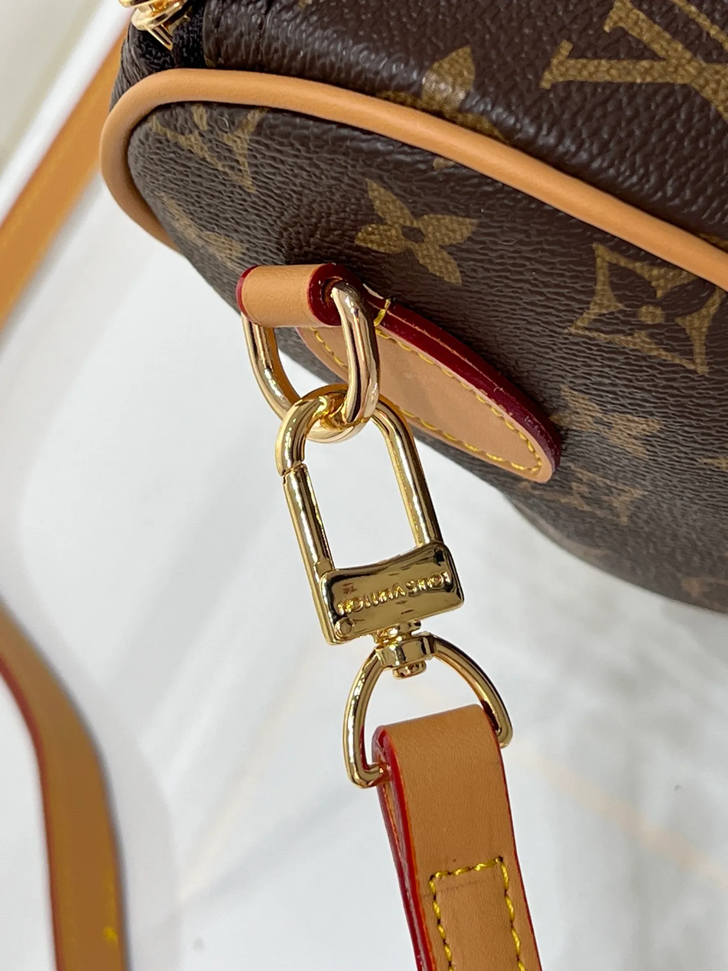Batch 240💰New M81086 M46234 Presbyopic Speedy Bandoulière 20 handbag is made of Monogram canvas, cow leather trim and fabric lining. It continues the classic design of Louis Vuitton Speedy travel bag in a compact size, with rolled leather handles and detachable and adjustable fabric shoulder straps embellished with brand logo texture. Detailed features 20.5 x 13.5 x 12 cm (length x height x width)