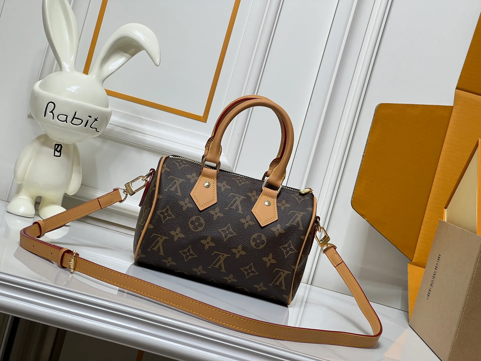 Batch 240💰New M81086 M46234 Presbyopic Speedy Bandoulière 20 handbag is made of Monogram canvas, cow leather trim and fabric lining. It continues the classic design of Louis Vuitton Speedy travel bag in a compact size, with rolled leather handles and detachable and adjustable fabric shoulder straps embellished with brand logo texture. Detailed features 20.5 x 13.5 x 12 cm (length x height x width)