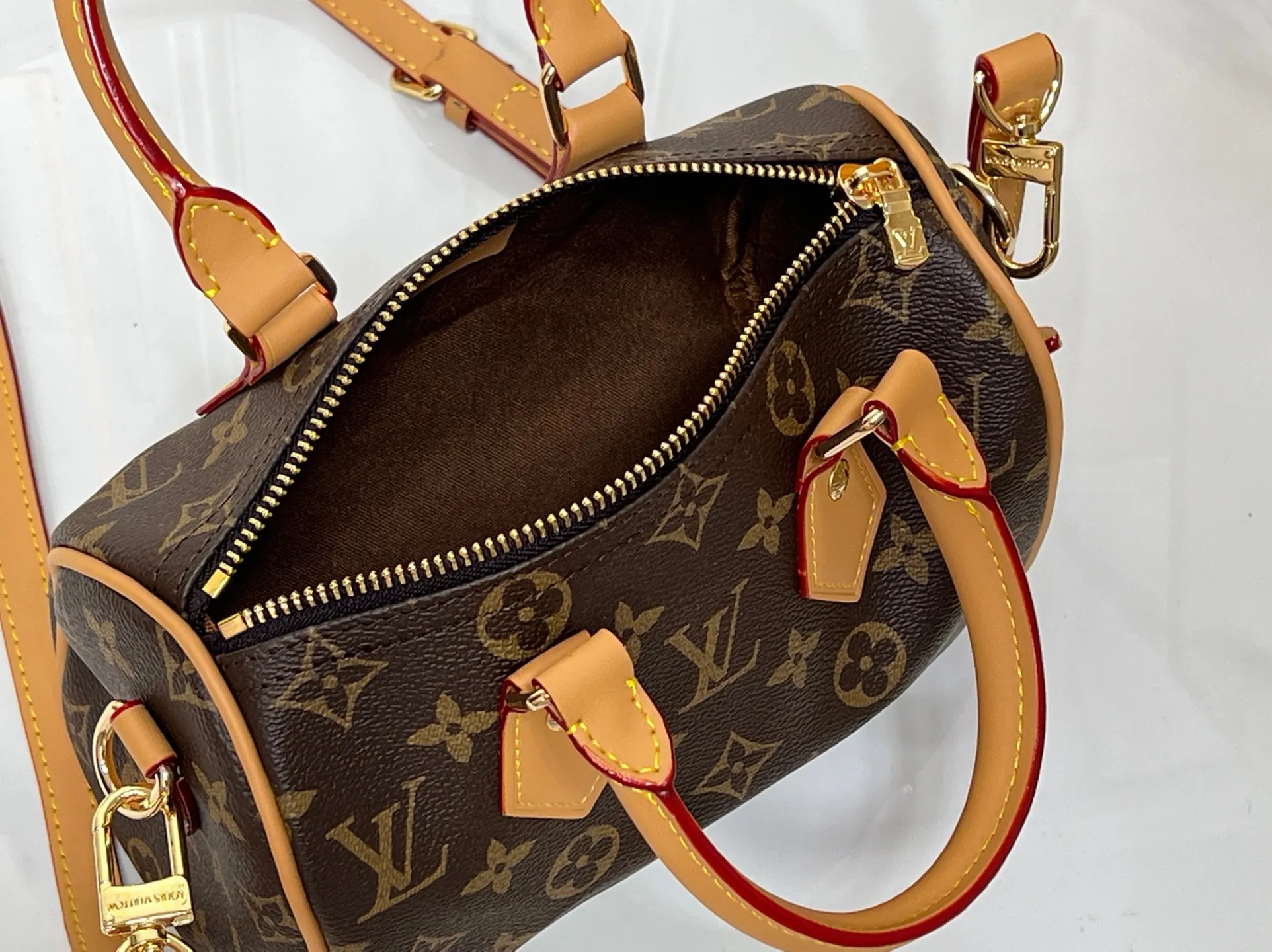 Batch 240💰New M81086 M46234 Presbyopic Speedy Bandoulière 20 handbag is made of Monogram canvas, cow leather trim and fabric lining. It continues the classic design of Louis Vuitton Speedy travel bag in a compact size, with rolled leather handles and detachable and adjustable fabric shoulder straps embellished with brand logo texture. Detailed features 20.5 x 13.5 x 12 cm (length x height x width)