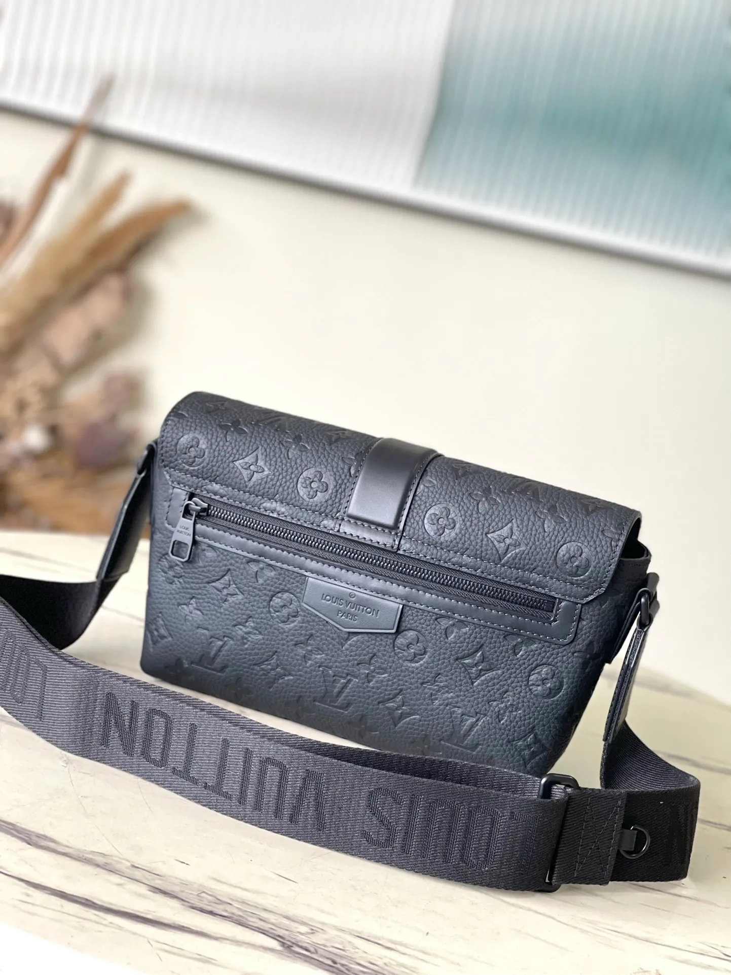 💰1060 (top layer leather) top quality original M23741 full leather S-Cape messenger bag is made of Monogram embossed Taurillon leather. The novel opening and closing design dates back to Georges Vuitton’s original S-iock lock in 1886. The wide, adjustable jacquard strap woven with the Louis Vuitton logo allows for shoulder or cross-body wear.