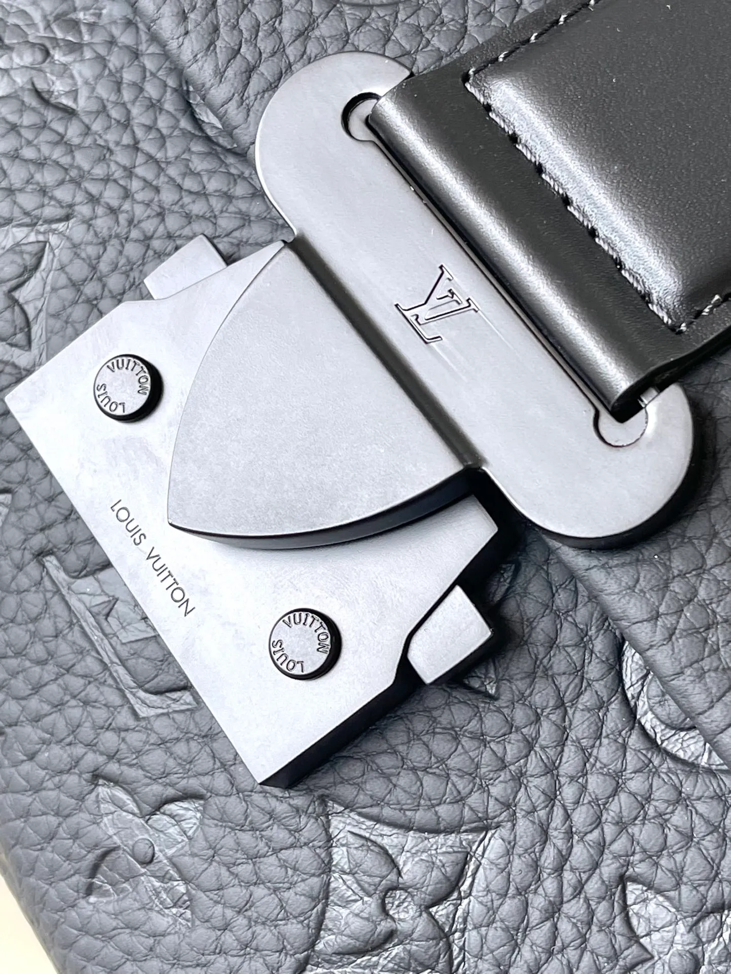 💰1060 (top layer leather) top quality original M23741 full leather S-Cape messenger bag is made of Monogram embossed Taurillon leather. The novel opening and closing design dates back to Georges Vuitton’s original S-iock lock in 1886. The wide, adjustable jacquard strap woven with the Louis Vuitton logo allows for shoulder or cross-body wear.