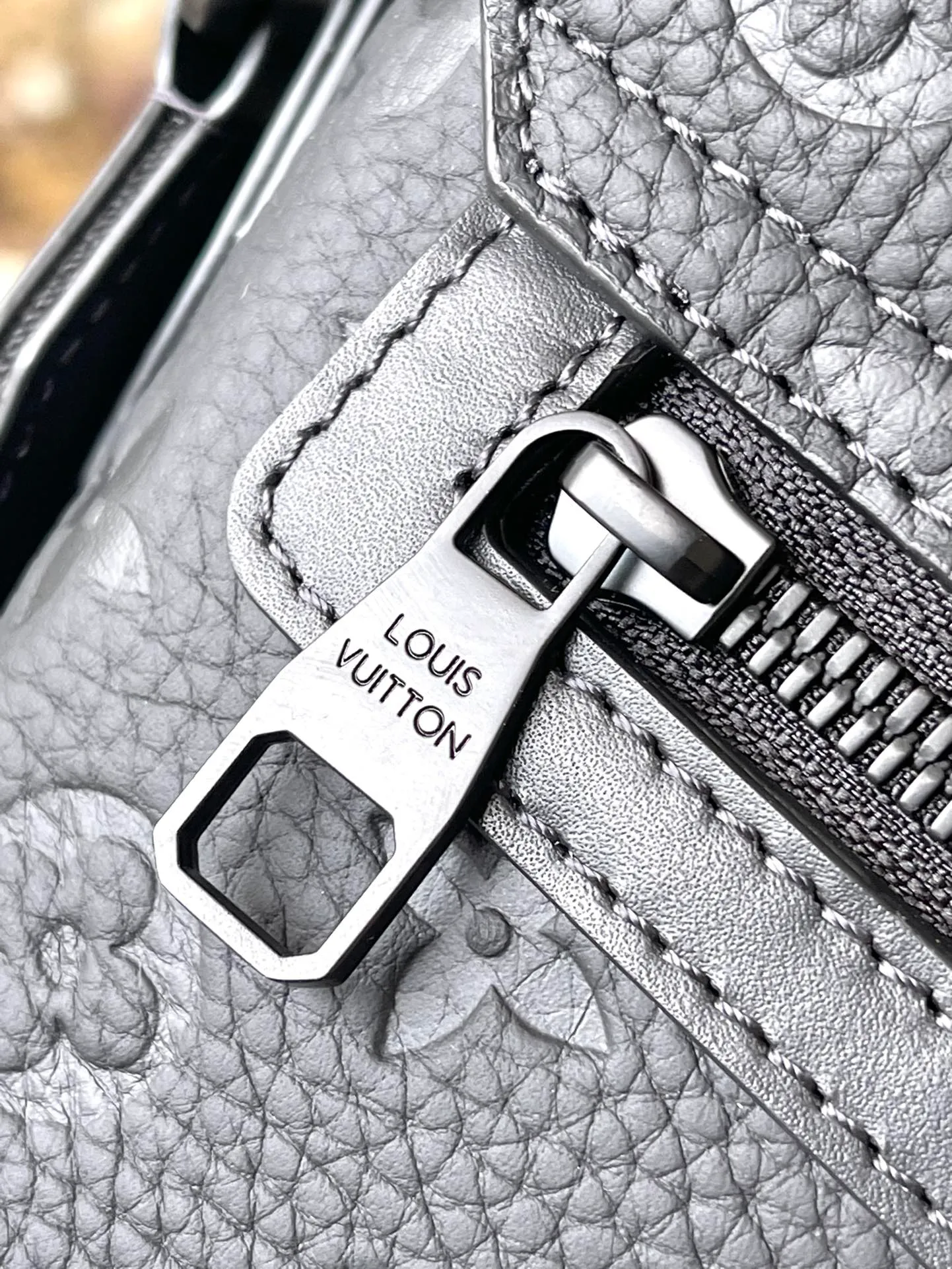 💰1060 (top layer leather) top quality original M23741 full leather S-Cape messenger bag is made of Monogram embossed Taurillon leather. The novel opening and closing design dates back to Georges Vuitton’s original S-iock lock in 1886. The wide, adjustable jacquard strap woven with the Louis Vuitton logo allows for shoulder or cross-body wear.