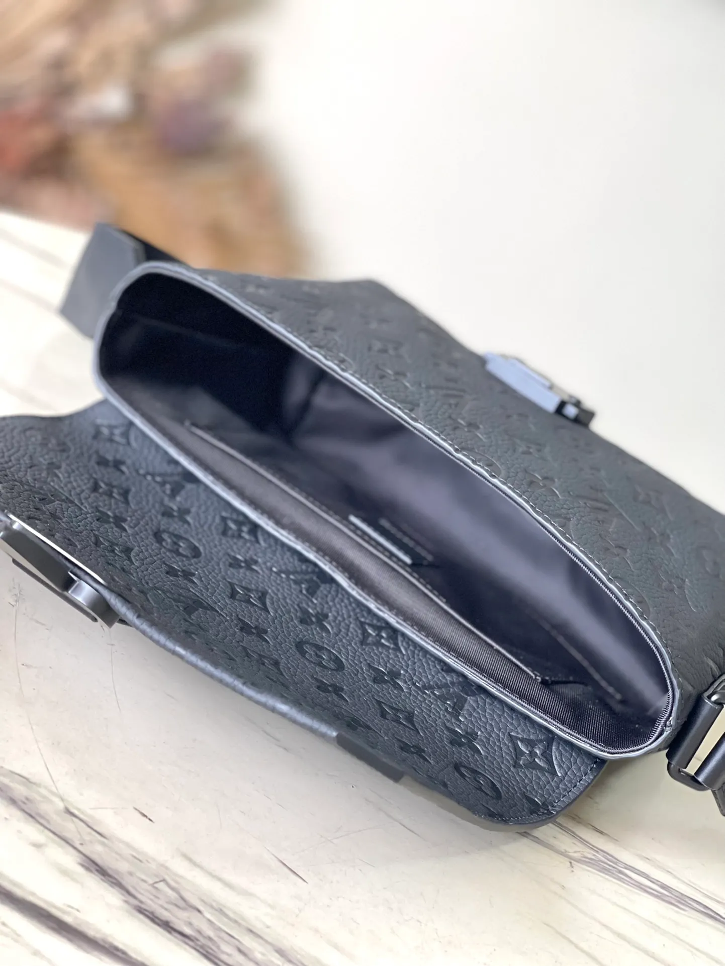 💰1060 (top layer leather) top quality original M23741 full leather S-Cape messenger bag is made of Monogram embossed Taurillon leather. The novel opening and closing design dates back to Georges Vuitton’s original S-iock lock in 1886. The wide, adjustable jacquard strap woven with the Louis Vuitton logo allows for shoulder or cross-body wear.