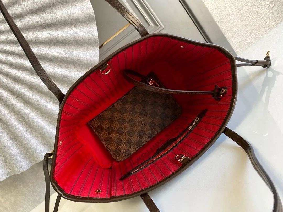 💰780 (small steel nails) top original order N41359 NEVERFULL small handbag Neverfull small handbag has a crisp shape and classic design. It is an elegant urban handbag. Its spacious interior also makes this classic bag an ideal choice for travel. The Neverfull small tote in Damier Ebène canvas has a soft yet sturdy feel that preserves its exterior lines no matter what's inside. Detailed Features 29 x 21 x 12 cm (Length x Height x Width) Bag interior redesigned with vintage details inspired by the Louis Vuitton archives - Fabric-lined interior pocket Removable zippered clutch with matching interior Natural cowhide leather trim Shiny gold-tone brass hardware Handles: Double handle