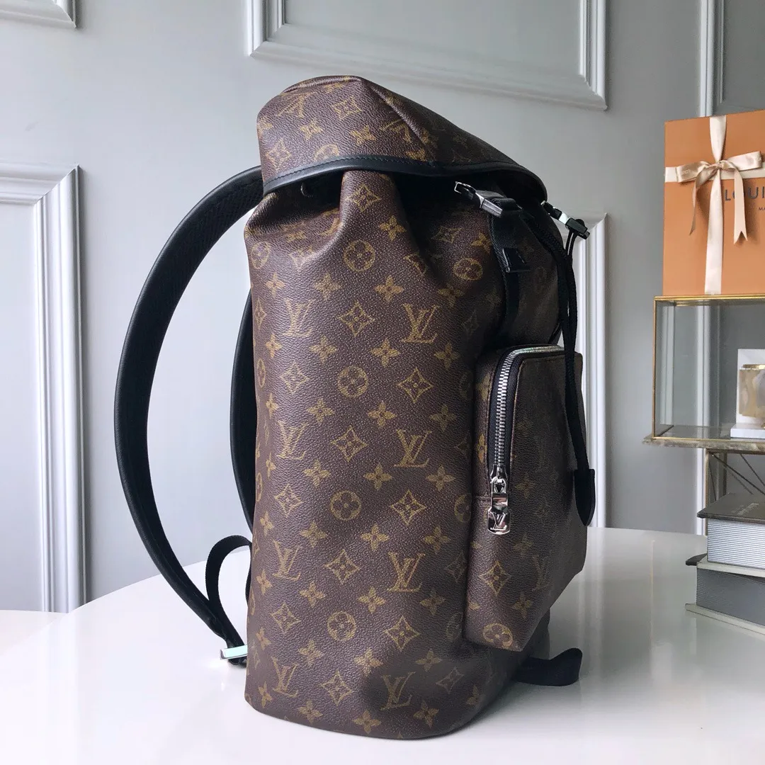 💰1040 Top-quality original item Actual photos M43422-ZACK Backpack This sports-style coated canvas Zack backpack is full of capacity and displays classic Louis Vuitton style. The flap, drawstring and metal buckle are all classic Louis Vuitton design elements. - 45 x 30 x 20cm (L x H x W) Specially coated Louis Vuitton canvas outer - Fabric lining - Cowhide leather trim - Silver metal hardware - Top handle - 2 leather shoulder straps - Flap + drawstring + buckle - 1 lined internal compartment - 1 double internal patch pocket