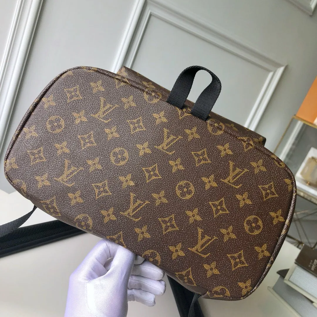 💰1040 Top-quality original item Actual photos M43422-ZACK Backpack This sports-style coated canvas Zack backpack is full of capacity and displays classic Louis Vuitton style. The flap, drawstring and metal buckle are all classic Louis Vuitton design elements. - 45 x 30 x 20cm (L x H x W) Specially coated Louis Vuitton canvas outer - Fabric lining - Cowhide leather trim - Silver metal hardware - Top handle - 2 leather shoulder straps - Flap + drawstring + buckle - 1 lined internal compartment - 1 double internal patch pocket