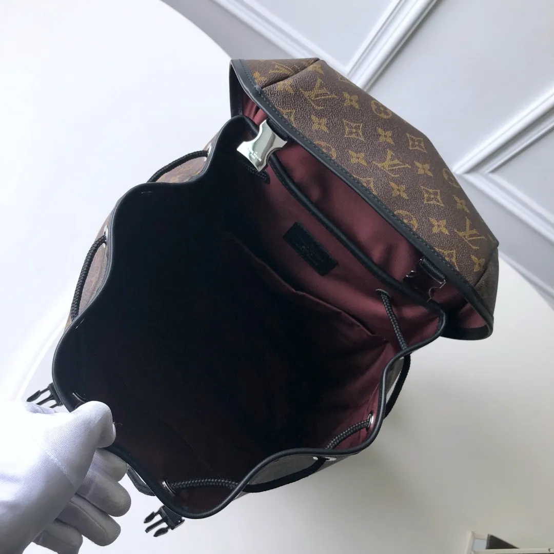 💰1040 Top-quality original item Actual photos M43422-ZACK Backpack This sports-style coated canvas Zack backpack is full of capacity and displays classic Louis Vuitton style. The flap, drawstring and metal buckle are all classic Louis Vuitton design elements. - 45 x 30 x 20cm (L x H x W) Specially coated Louis Vuitton canvas outer - Fabric lining - Cowhide leather trim - Silver metal hardware - Top handle - 2 leather shoulder straps - Flap + drawstring + buckle - 1 lined internal compartment - 1 double internal patch pocket