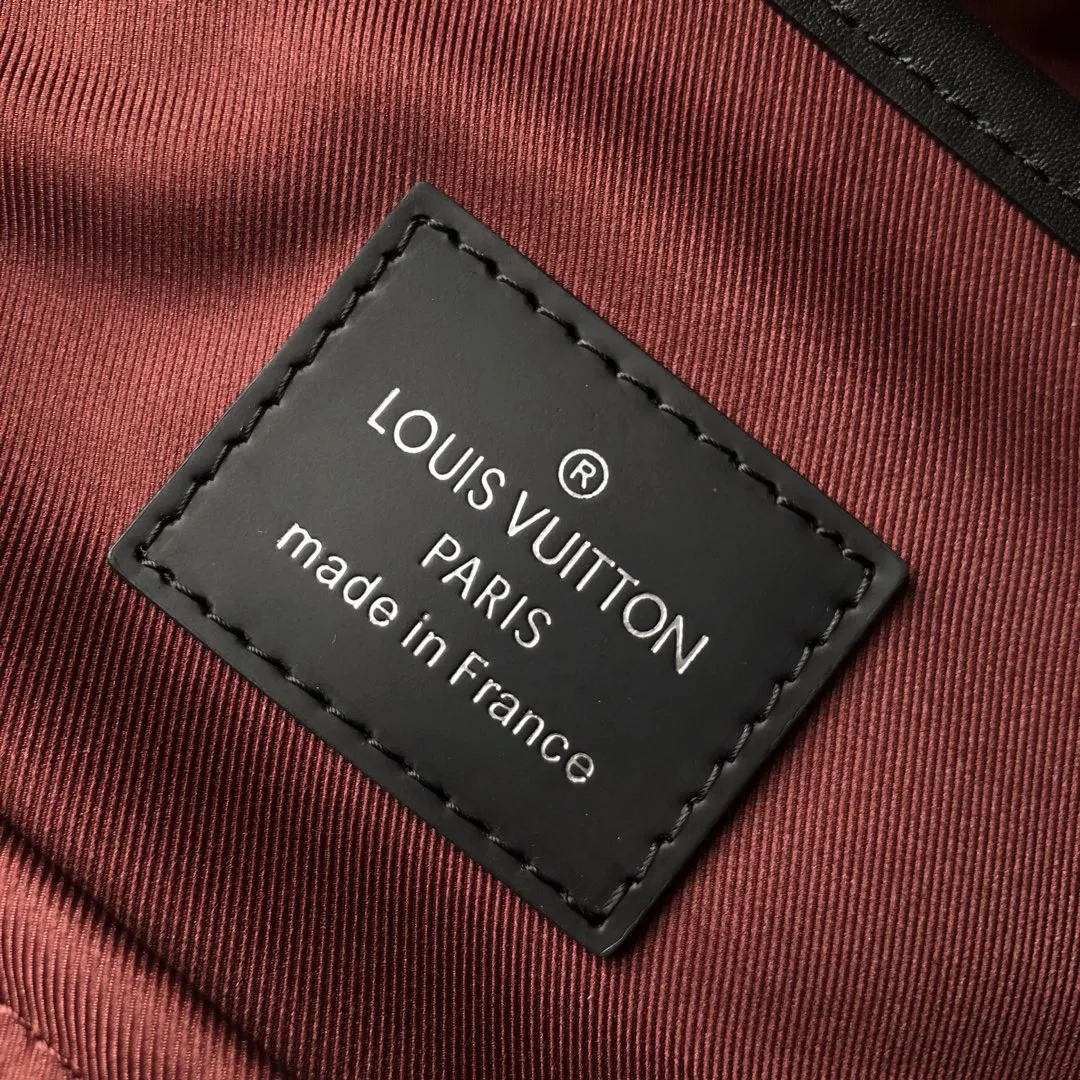 💰1040 Top-quality original item Actual photos M43422-ZACK Backpack This sports-style coated canvas Zack backpack is full of capacity and displays classic Louis Vuitton style. The flap, drawstring and metal buckle are all classic Louis Vuitton design elements. - 45 x 30 x 20cm (L x H x W) Specially coated Louis Vuitton canvas outer - Fabric lining - Cowhide leather trim - Silver metal hardware - Top handle - 2 leather shoulder straps - Flap + drawstring + buckle - 1 lined internal compartment - 1 double internal patch pocket