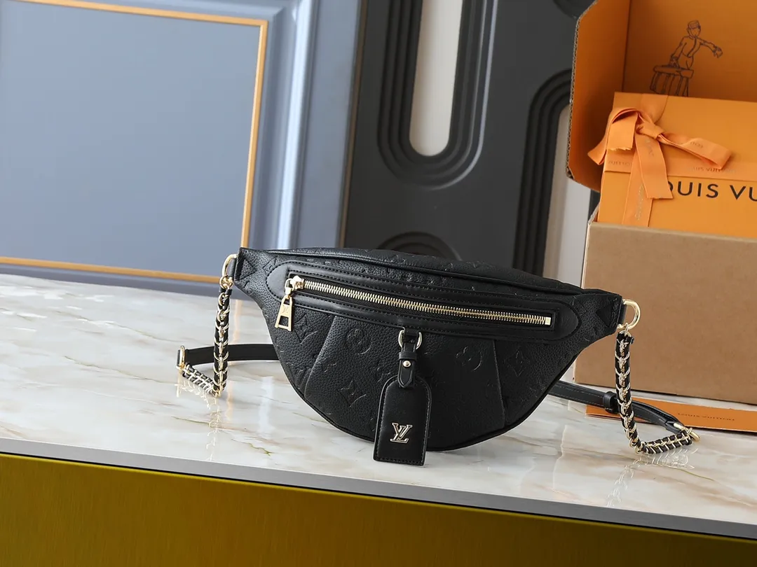 💰240💰Upgraded original version M14353 M46784 M43644 This unique High Rise waist bag is reinterpreted in iconic Monogram Empreinte leather this season. Just like the original design, this PM style has a practical design with adjustable length straps and is large enough to hold everyday essentials. The belt bag is embellished with gold-tone hardware and has a detachable decorative luggage tag that pays homage to the brand's trunk-making heritage and can be worn cross-body or as a belt. Dimensions: 31 x 15 x 6 cm