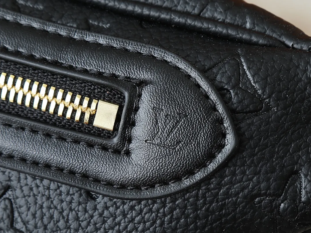 💰240💰Upgraded original version M14353 M46784 M43644 This unique High Rise waist bag is reinterpreted in iconic Monogram Empreinte leather this season. Just like the original design, this PM style has a practical design with adjustable length straps and is large enough to hold everyday essentials. The belt bag is embellished with gold-tone hardware and has a detachable decorative luggage tag that pays homage to the brand's trunk-making heritage and can be worn cross-body or as a belt. Dimensions: 31 x 15 x 6 cm