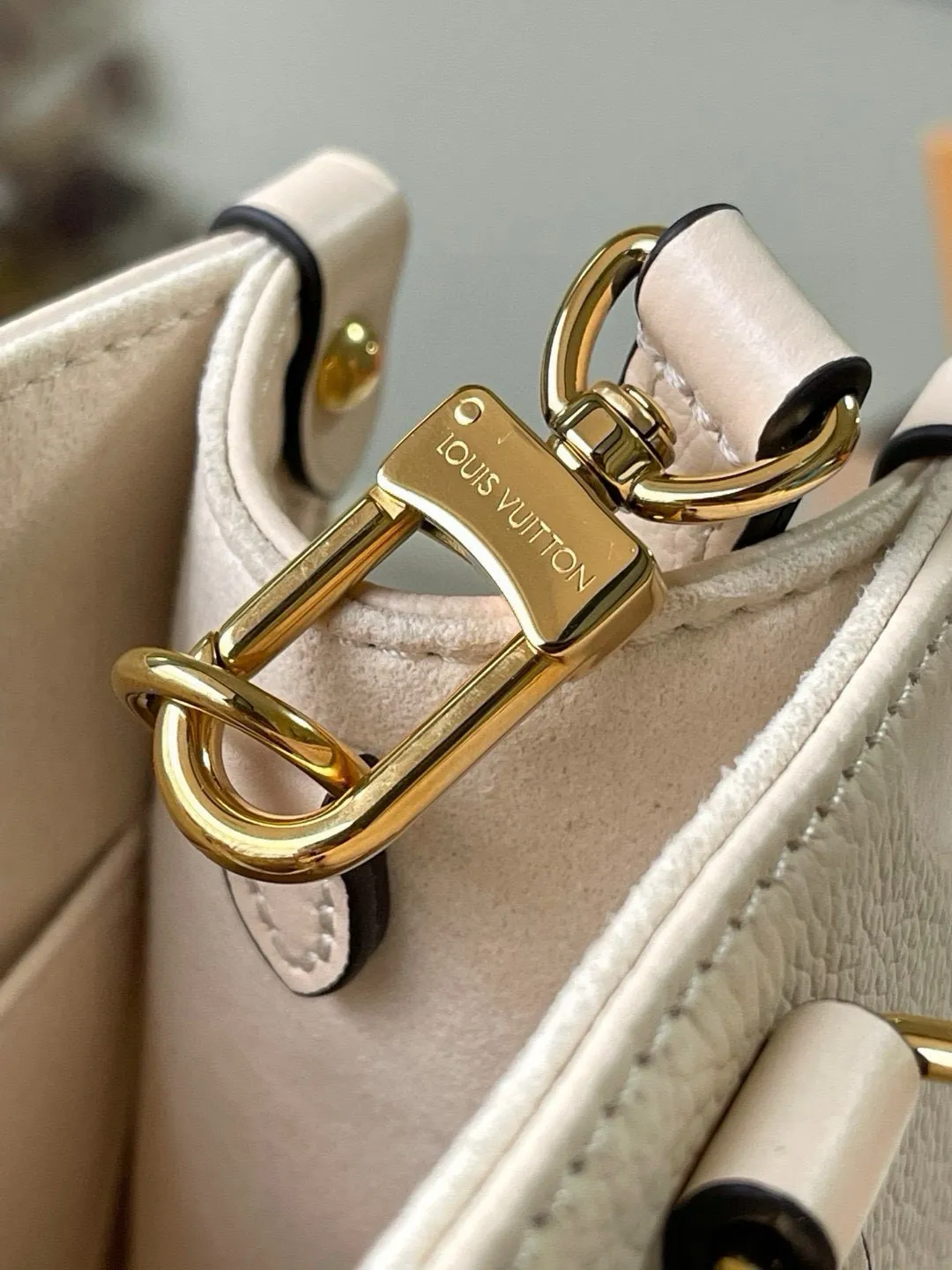 💰1040 (top layer leather) transcoding chip top layer leather) top original order M46569 [ONTHEGO small handbag] Onthego small Tote bag draws inspiration from the 1968 classic Sac Plat handbag, using Monogram Empreinte leather embossed with Giant Bicolor Monogram pattern to create a miniature version, which can store daily needs such as iPad Mini. Flexible handles and detachable shoulder strap enrich carrying options. Dimensions: 25 x 19 x 11.5 cm