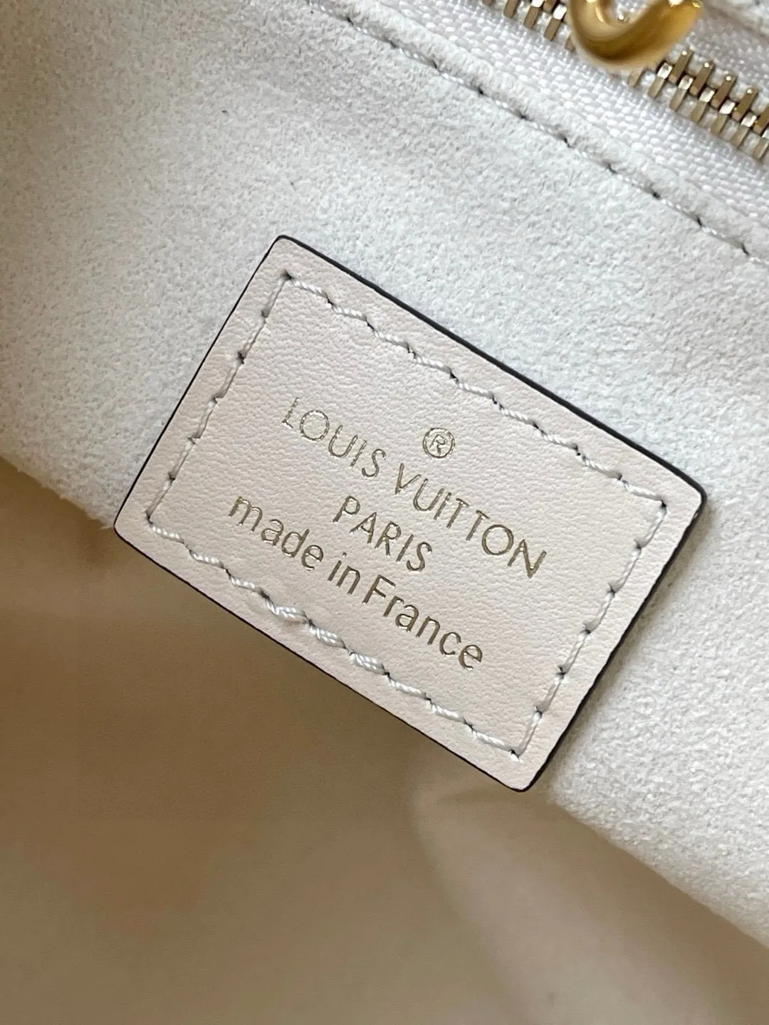 💰1040 (top layer leather) transcoding chip top layer leather) top original order M46569 [ONTHEGO small handbag] Onthego small Tote bag draws inspiration from the 1968 classic Sac Plat handbag, using Monogram Empreinte leather embossed with Giant Bicolor Monogram pattern to create a miniature version, which can store daily needs such as iPad Mini. Flexible handles and detachable shoulder strap enrich carrying options. Dimensions: 25 x 19 x 11.5 cm