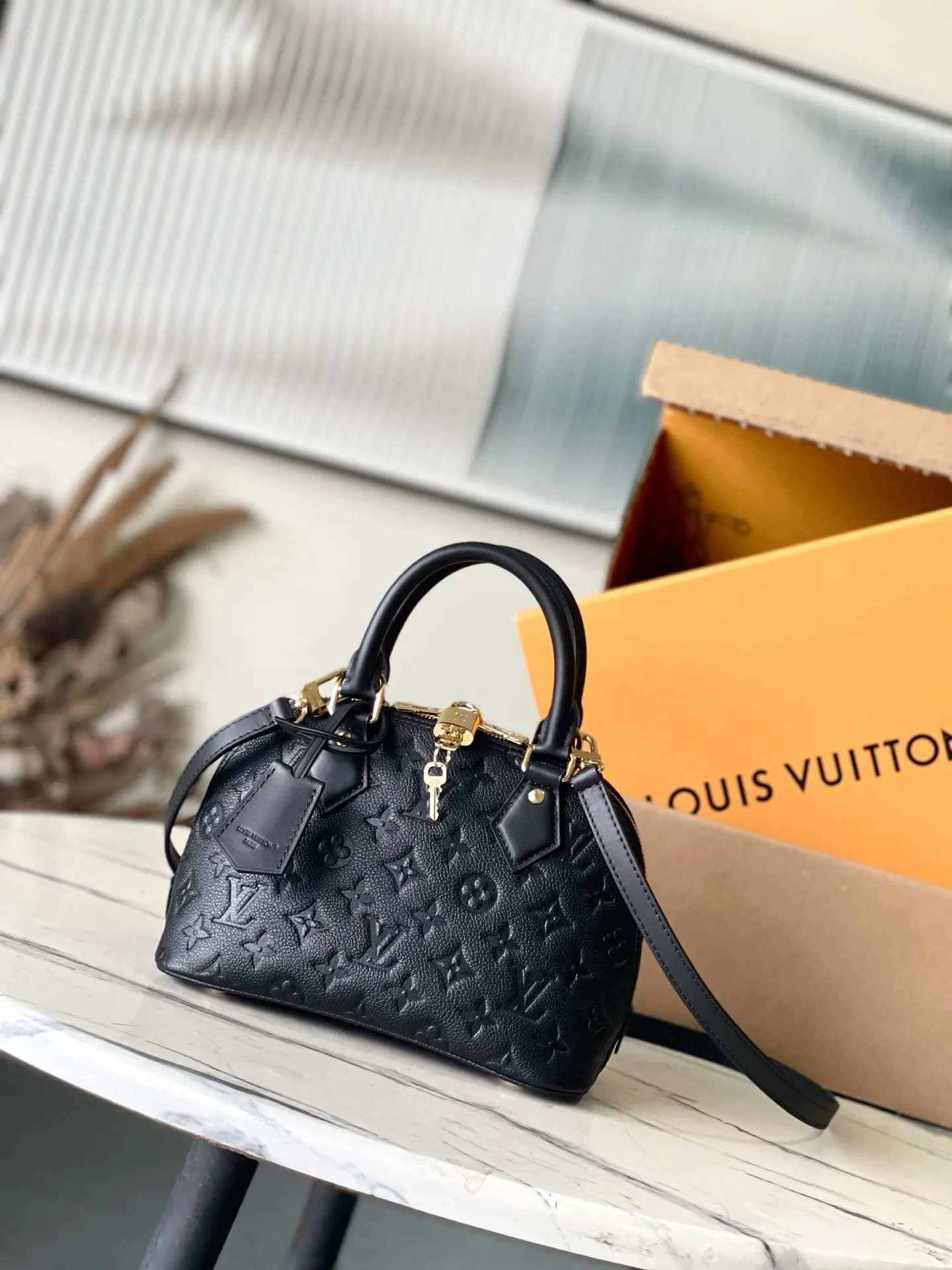 💰1080 (top layer leather) top original order M26409 This AlmaBB handbag uses smooth and soft Monogram Empreinte leather to interpret Parisian elegance. The crisp structure is embellished with a classic key bag and padlock, a nod to the 1934 Square handbag design. The dazzling metal parts complete the elegant style, and you can switch between various carrying methods at will. Dimensions: 23.5 × 17.5 × 11.5 cm