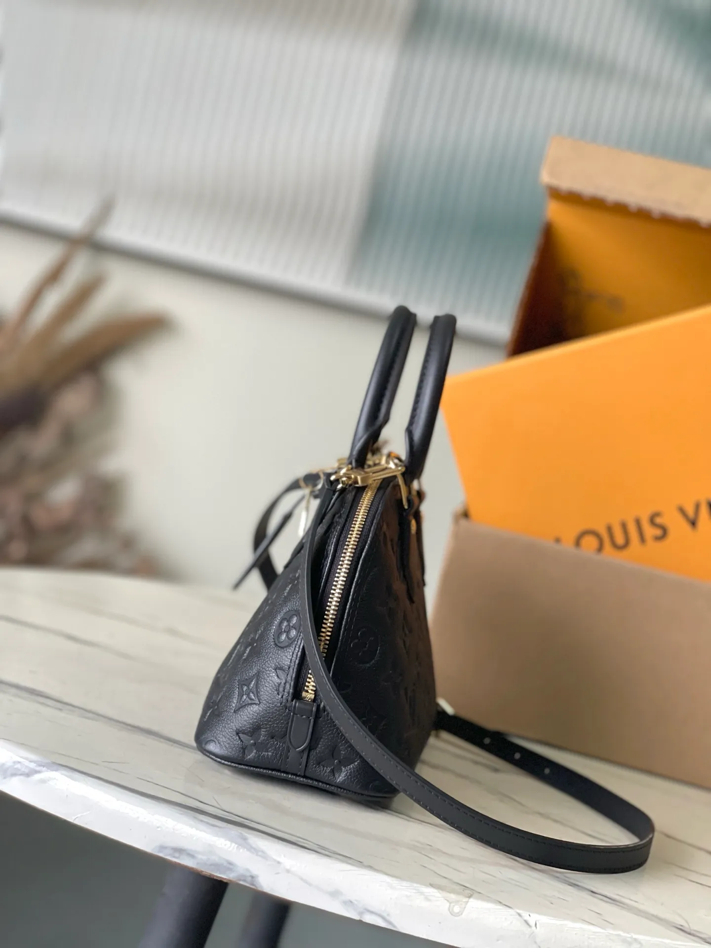 💰1080 (top layer leather) top original order M26409 This AlmaBB handbag uses smooth and soft Monogram Empreinte leather to interpret Parisian elegance. The crisp structure is embellished with a classic key bag and padlock, a nod to the 1934 Square handbag design. The dazzling metal parts complete the elegant style, and you can switch between various carrying methods at will. Dimensions: 23.5 × 17.5 × 11.5 cm