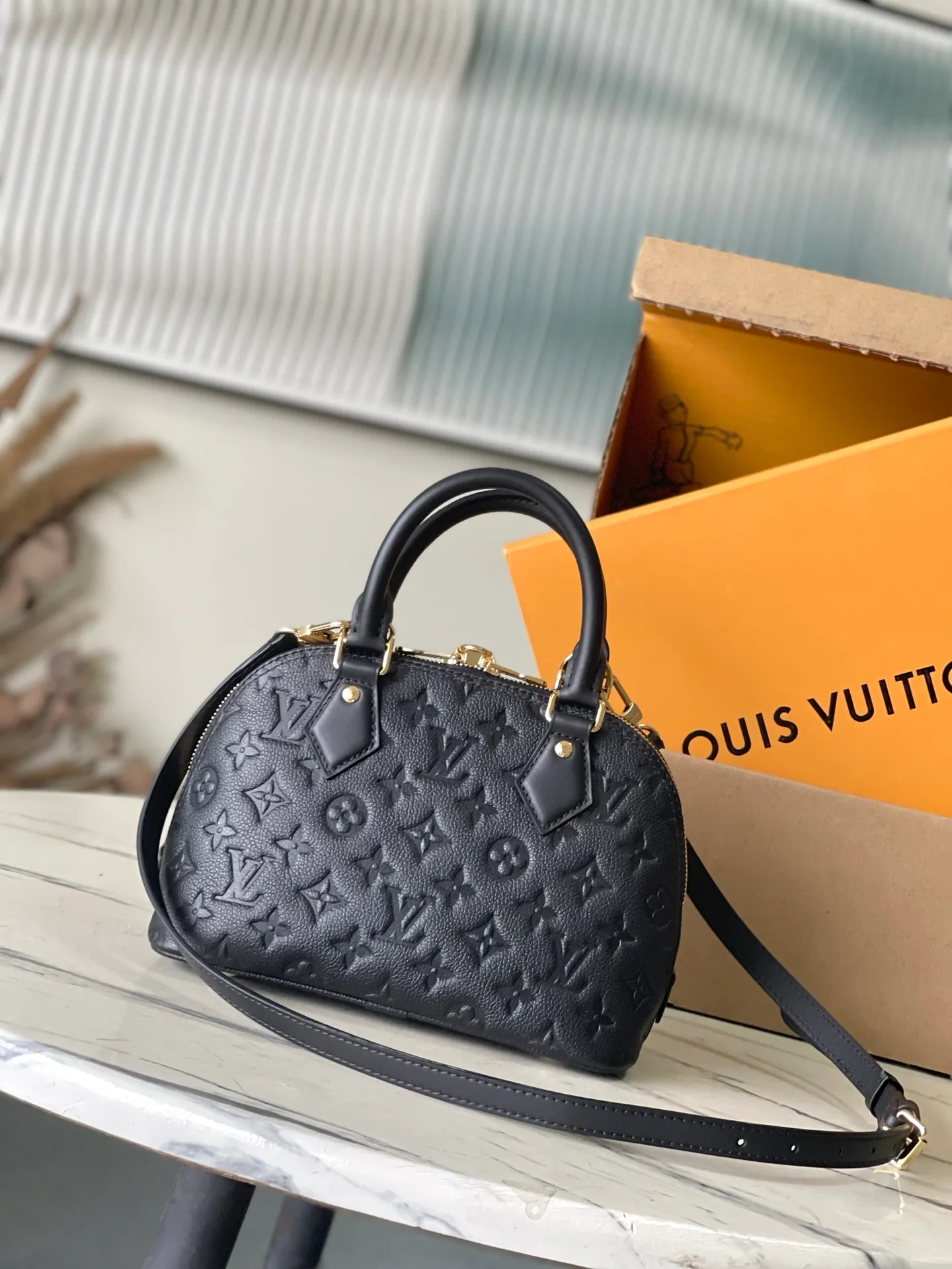 💰1080 (top layer leather) top original order M26409 This AlmaBB handbag uses smooth and soft Monogram Empreinte leather to interpret Parisian elegance. The crisp structure is embellished with a classic key bag and padlock, a nod to the 1934 Square handbag design. The dazzling metal parts complete the elegant style, and you can switch between various carrying methods at will. Dimensions: 23.5 × 17.5 × 11.5 cm