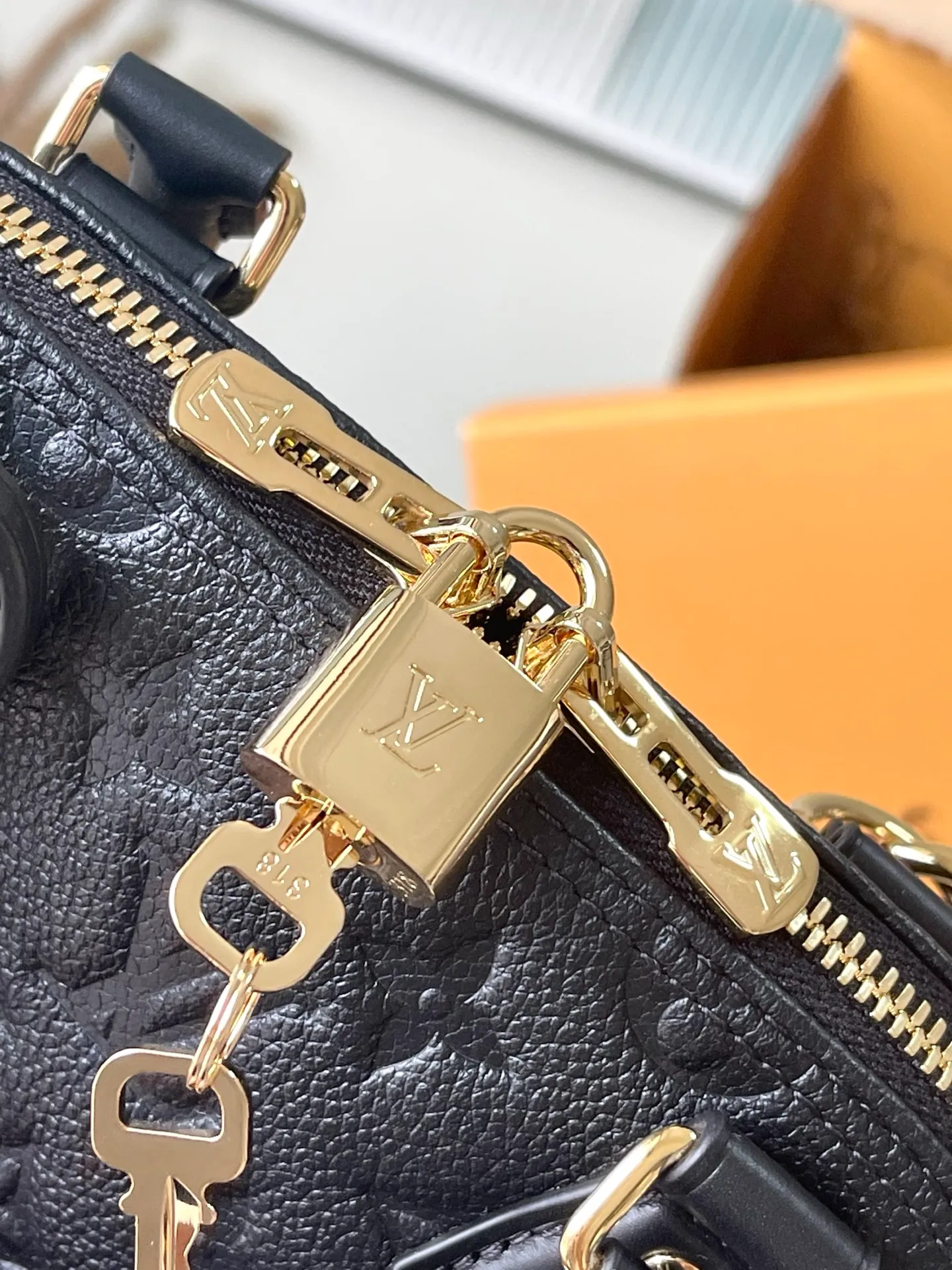 💰1080 (top layer leather) top original order M26409 This AlmaBB handbag uses smooth and soft Monogram Empreinte leather to interpret Parisian elegance. The crisp structure is embellished with a classic key bag and padlock, a nod to the 1934 Square handbag design. The dazzling metal parts complete the elegant style, and you can switch between various carrying methods at will. Dimensions: 23.5 × 17.5 × 11.5 cm