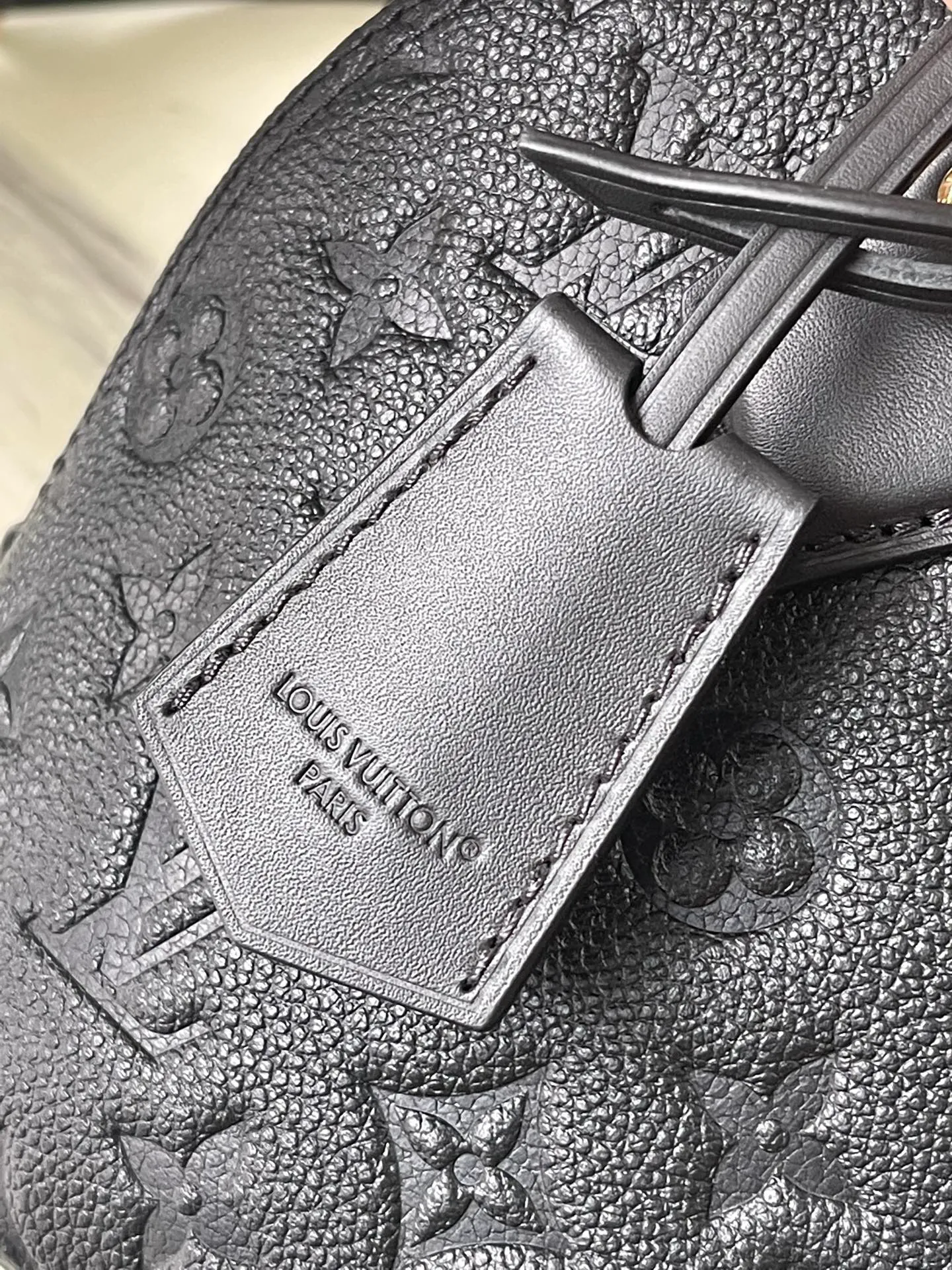 💰1080 (top layer leather) top original order M26409 This AlmaBB handbag uses smooth and soft Monogram Empreinte leather to interpret Parisian elegance. The crisp structure is embellished with a classic key bag and padlock, a nod to the 1934 Square handbag design. The dazzling metal parts complete the elegant style, and you can switch between various carrying methods at will. Dimensions: 23.5 × 17.5 × 11.5 cm