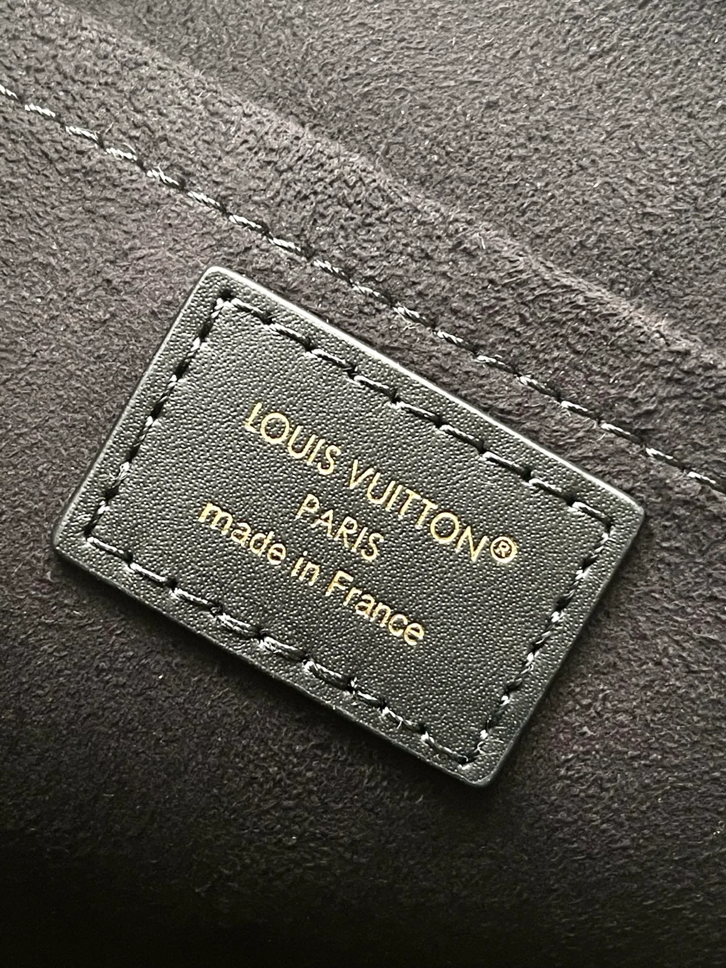 💰1080 (top layer leather) top original order M26409 This AlmaBB handbag uses smooth and soft Monogram Empreinte leather to interpret Parisian elegance. The crisp structure is embellished with a classic key bag and padlock, a nod to the 1934 Square handbag design. The dazzling metal parts complete the elegant style, and you can switch between various carrying methods at will. Dimensions: 23.5 × 17.5 × 11.5 cm