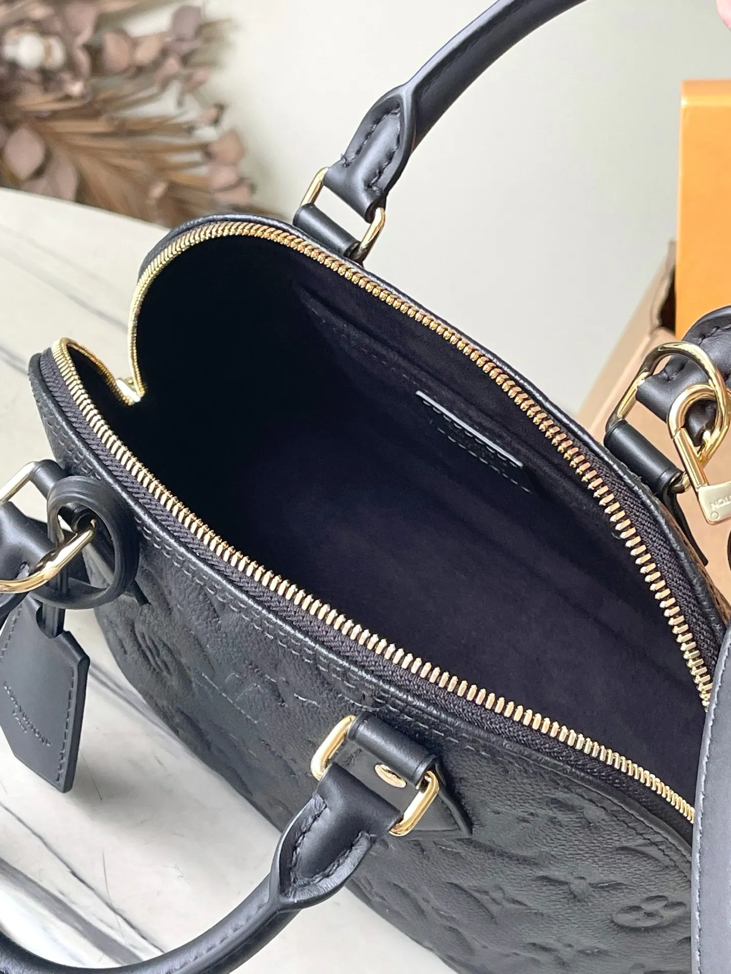 💰1080 (top layer leather) top original order M26409 This AlmaBB handbag uses smooth and soft Monogram Empreinte leather to interpret Parisian elegance. The crisp structure is embellished with a classic key bag and padlock, a nod to the 1934 Square handbag design. The dazzling metal parts complete the elegant style, and you can switch between various carrying methods at will. Dimensions: 23.5 × 17.5 × 11.5 cm