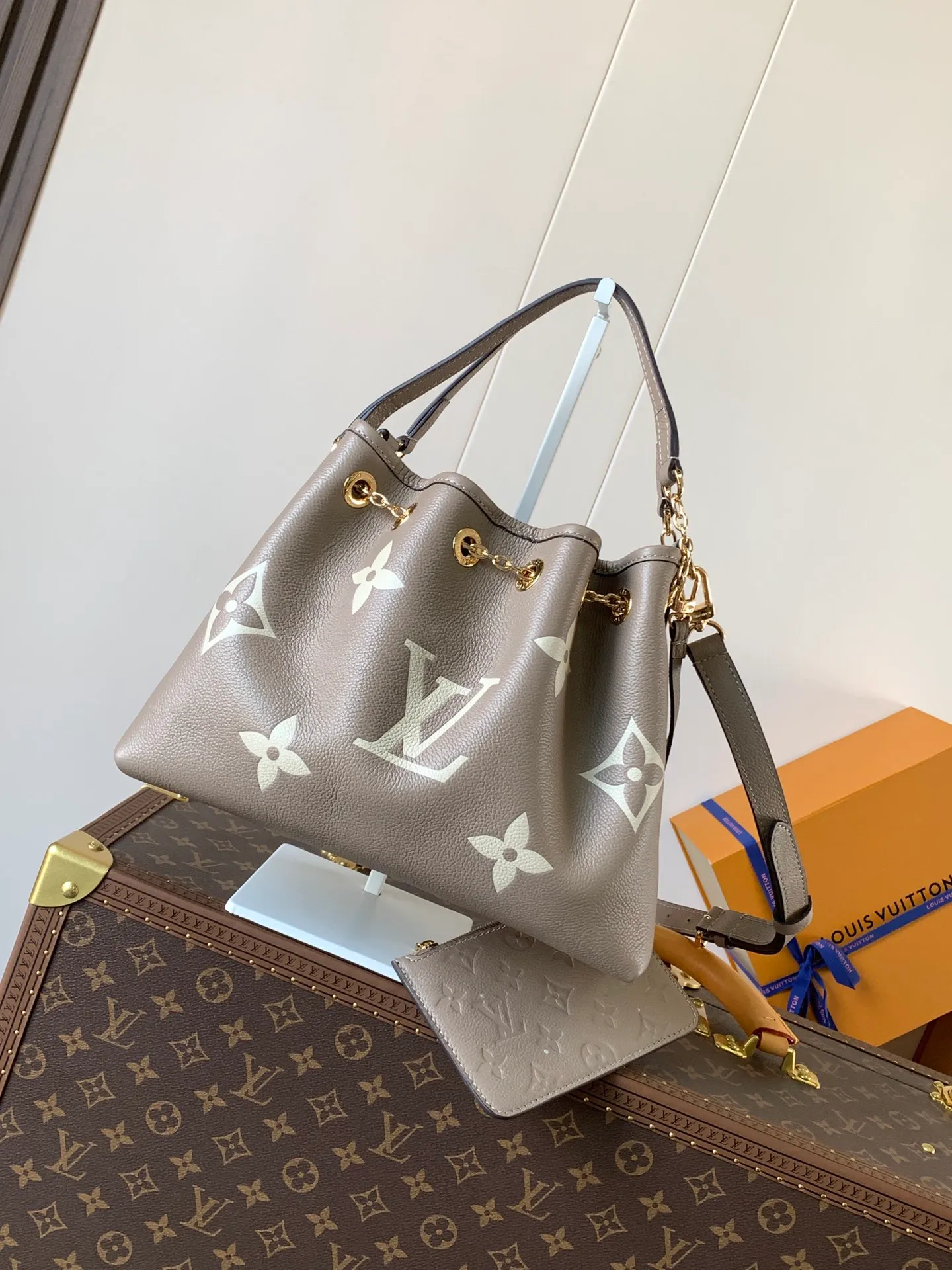 💰1200 (top layer leather) top original order M25453 apricot M47209 black M46492 pink M25452 white This Summer Bundle handbag is from the Dégradé series. The new drawstring design adds a summer atmosphere. The Monogram Empreinte embossed leather bag features a gradient tone to brighten any seasonal look. The double handles and detachable cross-body strap provide a variety of stylish carrying options, making it a great companion for travel day and night. 28.0 x 20.0 x 11.5 cm (Length x Height x Width) • Embossed soft cow leather • Cow leather trim • Microfiber • Metal hardware • Removable zipper bag • Strap: removable, adjustable • Strap dro cm • Strap drop max: 58.0 cm • Handle: Double handle