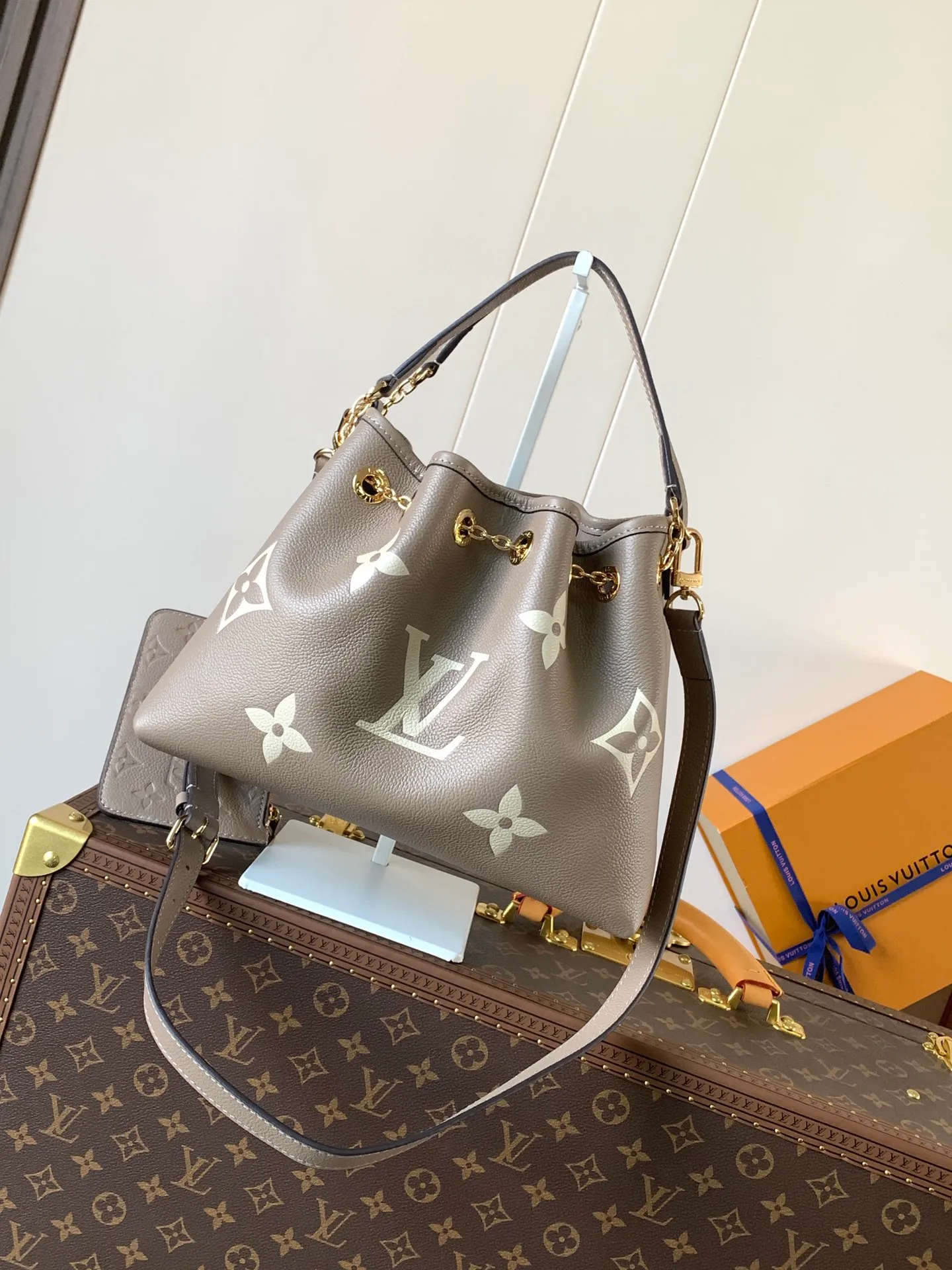 💰1200 (top layer leather) top original order M25453 apricot M47209 black M46492 pink M25452 white This Summer Bundle handbag is from the Dégradé series. The new drawstring design adds a summer atmosphere. The Monogram Empreinte embossed leather bag features a gradient tone to brighten any seasonal look. The double handles and detachable cross-body strap provide a variety of stylish carrying options, making it a great companion for travel day and night. 28.0 x 20.0 x 11.5 cm (Length x Height x Width) • Embossed soft cow leather • Cow leather trim • Microfiber • Metal hardware • Removable zipper bag • Strap: removable, adjustable • Strap dro cm • Strap drop max: 58.0 cm • Handle: Double handle