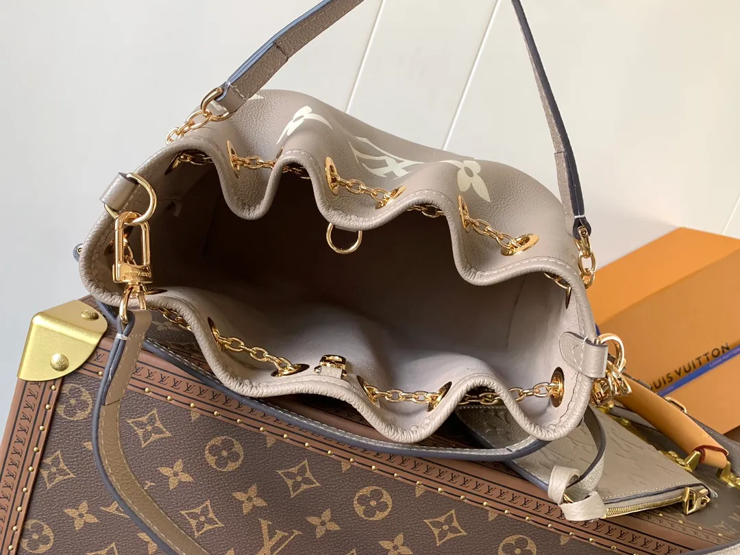 💰1200 (top layer leather) top original order M25453 apricot M47209 black M46492 pink M25452 white This Summer Bundle handbag is from the Dégradé series. The new drawstring design adds a summer atmosphere. The Monogram Empreinte embossed leather bag features a gradient tone to brighten any seasonal look. The double handles and detachable cross-body strap provide a variety of stylish carrying options, making it a great companion for travel day and night. 28.0 x 20.0 x 11.5 cm (Length x Height x Width) • Embossed soft cow leather • Cow leather trim • Microfiber • Metal hardware • Removable zipper bag • Strap: removable, adjustable • Strap dro cm • Strap drop max: 58.0 cm • Handle: Double handle