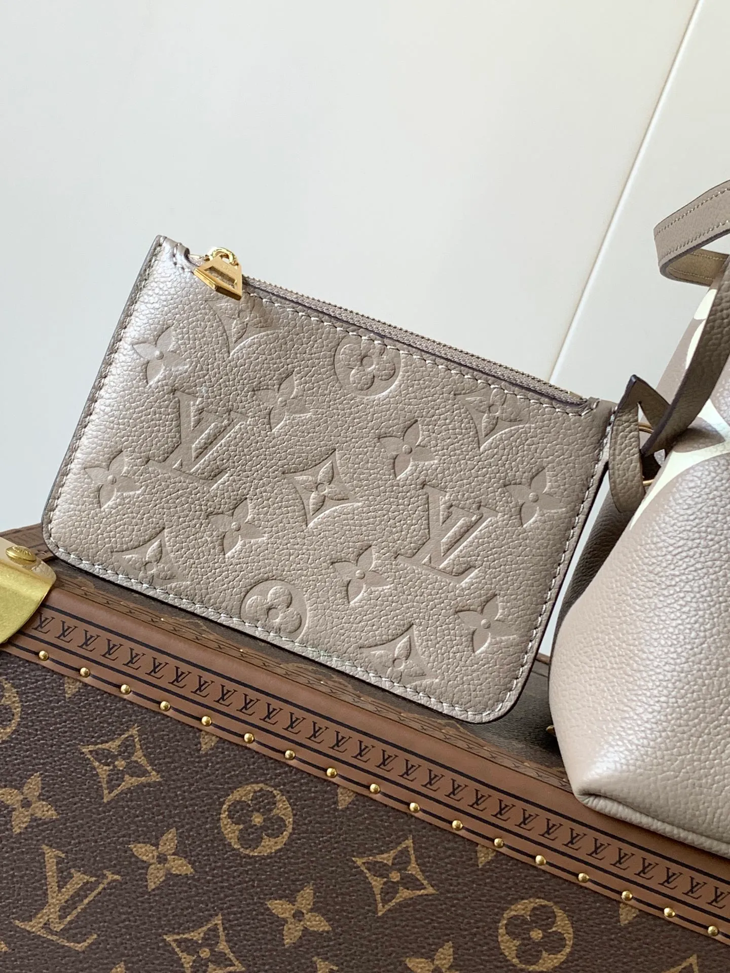 💰1200 (top layer leather) top original order M25453 apricot M47209 black M46492 pink M25452 white This Summer Bundle handbag is from the Dégradé series. The new drawstring design adds a summer atmosphere. The Monogram Empreinte embossed leather bag features a gradient tone to brighten any seasonal look. The double handles and detachable cross-body strap provide a variety of stylish carrying options, making it a great companion for travel day and night. 28.0 x 20.0 x 11.5 cm (Length x Height x Width) • Embossed soft cow leather • Cow leather trim • Microfiber • Metal hardware • Removable zipper bag • Strap: removable, adjustable • Strap dro cm • Strap drop max: 58.0 cm • Handle: Double handle