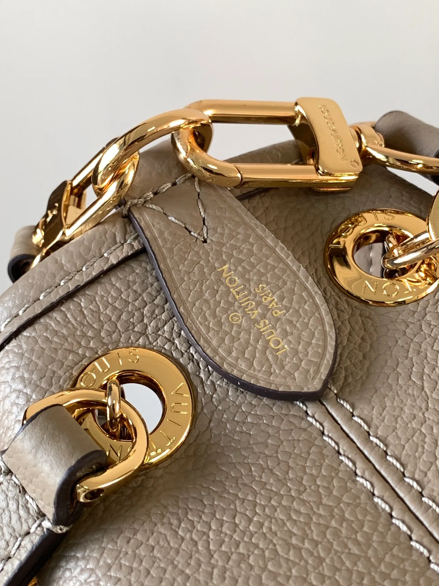 💰1200 (top layer leather) top original order M25453 apricot M47209 black M46492 pink M25452 white This Summer Bundle handbag is from the Dégradé series. The new drawstring design adds a summer atmosphere. The Monogram Empreinte embossed leather bag features a gradient tone to brighten any seasonal look. The double handles and detachable cross-body strap provide a variety of stylish carrying options, making it a great companion for travel day and night. 28.0 x 20.0 x 11.5 cm (Length x Height x Width) • Embossed soft cow leather • Cow leather trim • Microfiber • Metal hardware • Removable zipper bag • Strap: removable, adjustable • Strap dro cm • Strap drop max: 58.0 cm • Handle: Double handle