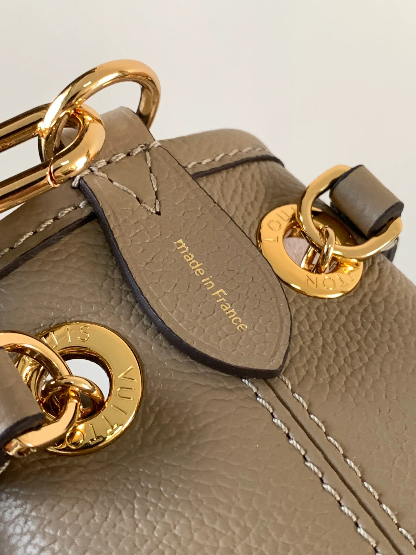 💰1200 (top layer leather) top original order M25453 apricot M47209 black M46492 pink M25452 white This Summer Bundle handbag is from the Dégradé series. The new drawstring design adds a summer atmosphere. The Monogram Empreinte embossed leather bag features a gradient tone to brighten any seasonal look. The double handles and detachable cross-body strap provide a variety of stylish carrying options, making it a great companion for travel day and night. 28.0 x 20.0 x 11.5 cm (Length x Height x Width) • Embossed soft cow leather • Cow leather trim • Microfiber • Metal hardware • Removable zipper bag • Strap: removable, adjustable • Strap dro cm • Strap drop max: 58.0 cm • Handle: Double handle