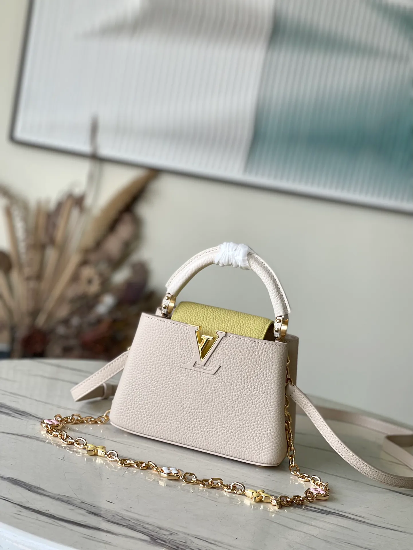 💰2000 (special grade original leather) M20845 yellow color-blocked enamel flower chain. This Capucines handbag is made of Taurillon leather. It vaguely reflects the changes in shades of the same color, making the classic configuration more eye-catching. It is paired with an enamel Monogram flower chain. It can be carried by hand, on the elbow or with a shoulder strap. It can be worn on the shoulder or crossbody. Size: 21*14*8cm
