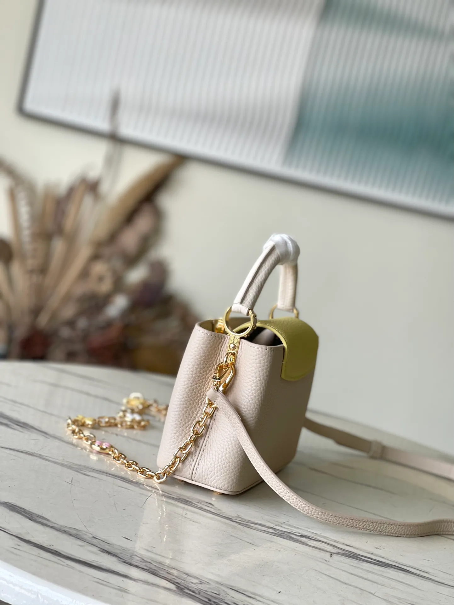 💰2000 (special grade original leather) M20845 yellow color-blocked enamel flower chain. This Capucines handbag is made of Taurillon leather. It vaguely reflects the changes in shades of the same color, making the classic configuration more eye-catching. It is paired with an enamel Monogram flower chain. It can be carried by hand, on the elbow or with a shoulder strap. It can be worn on the shoulder or crossbody. Size: 21*14*8cm
