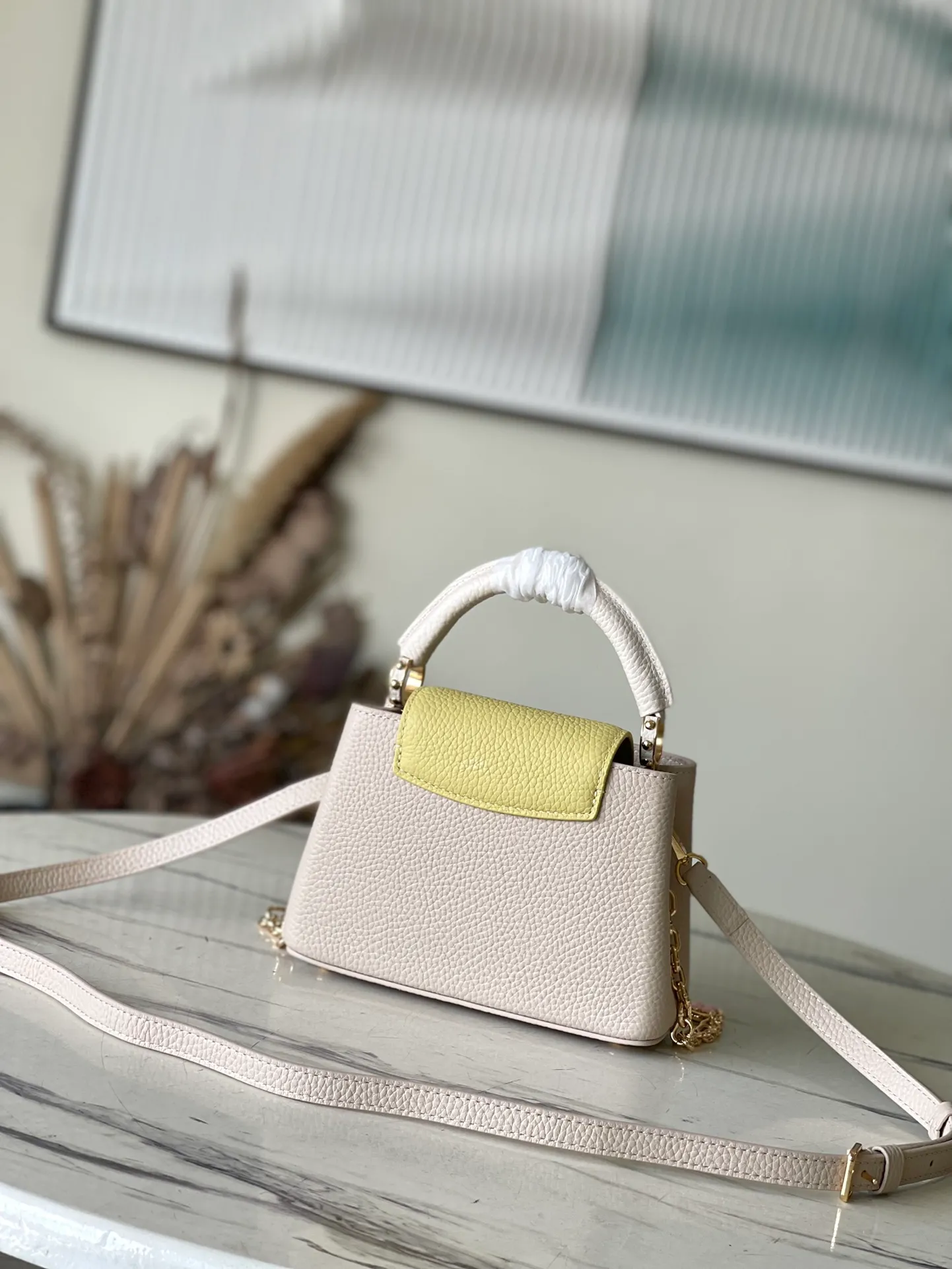 💰2000 (special grade original leather) M20845 yellow color-blocked enamel flower chain. This Capucines handbag is made of Taurillon leather. It vaguely reflects the changes in shades of the same color, making the classic configuration more eye-catching. It is paired with an enamel Monogram flower chain. It can be carried by hand, on the elbow or with a shoulder strap. It can be worn on the shoulder or crossbody. Size: 21*14*8cm